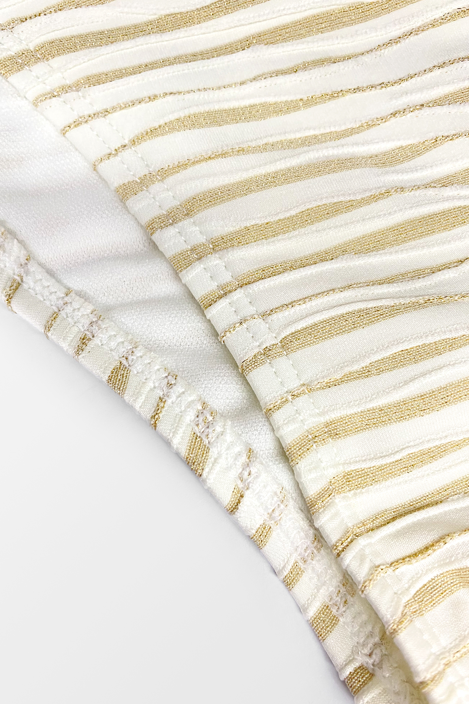Costume da bagno intero bianco con scollo profondo in tessuto lurex