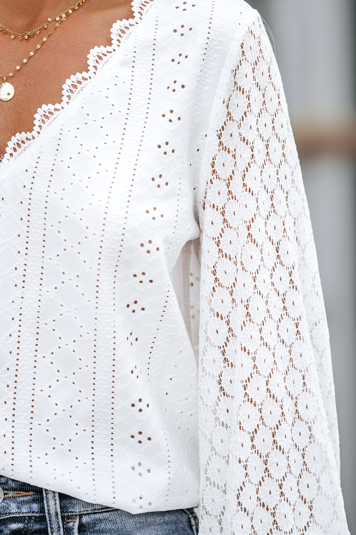 Uitgesneden geschulpte kanten top met V-hals