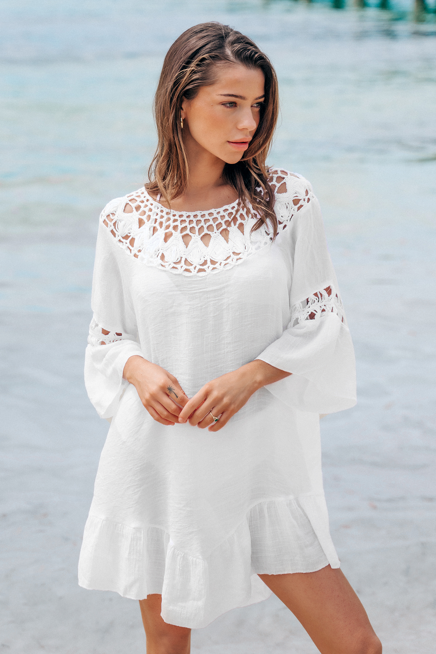 Vestido tipo pareo con volantes de crochet