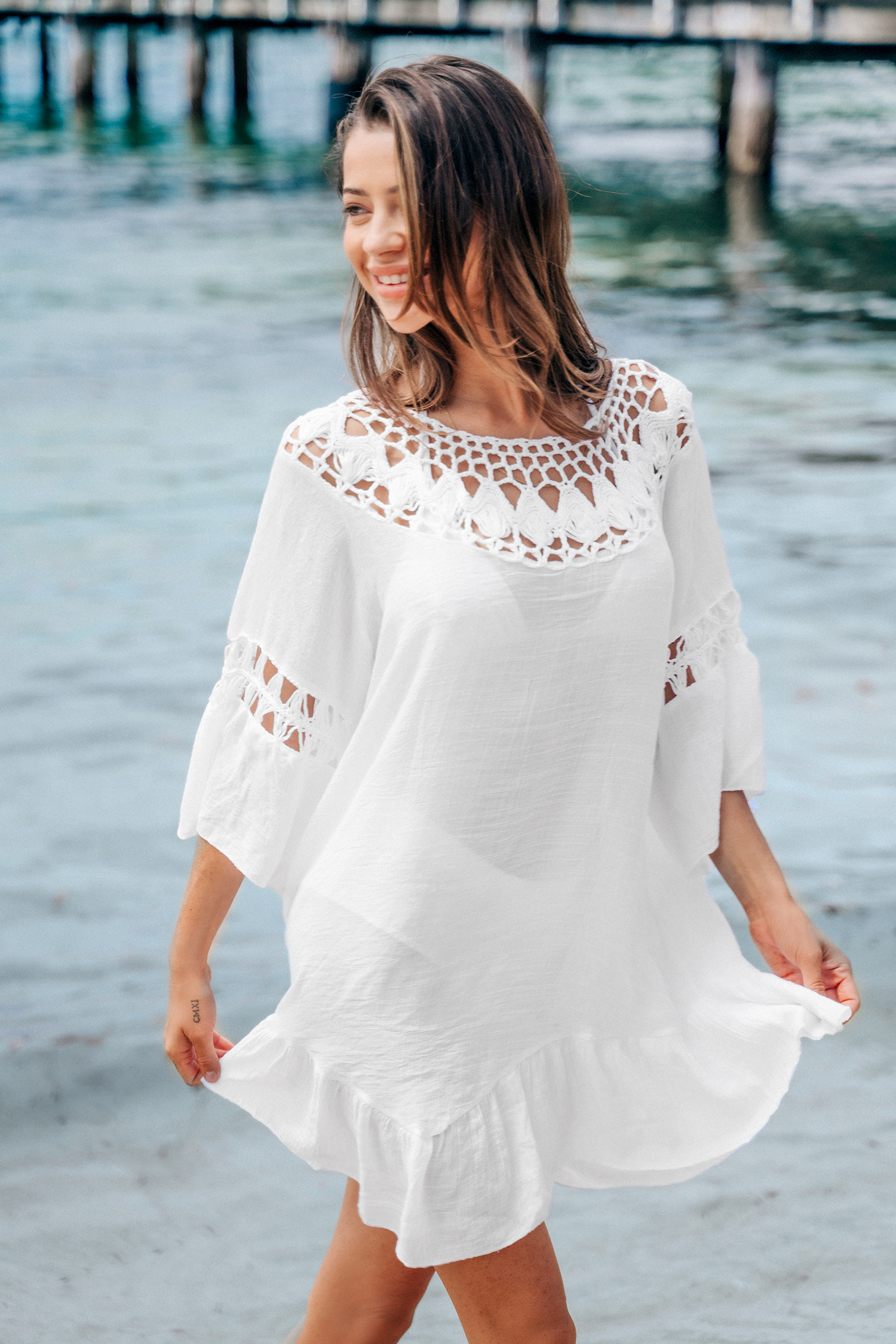 Vestido tipo pareo con volantes de crochet