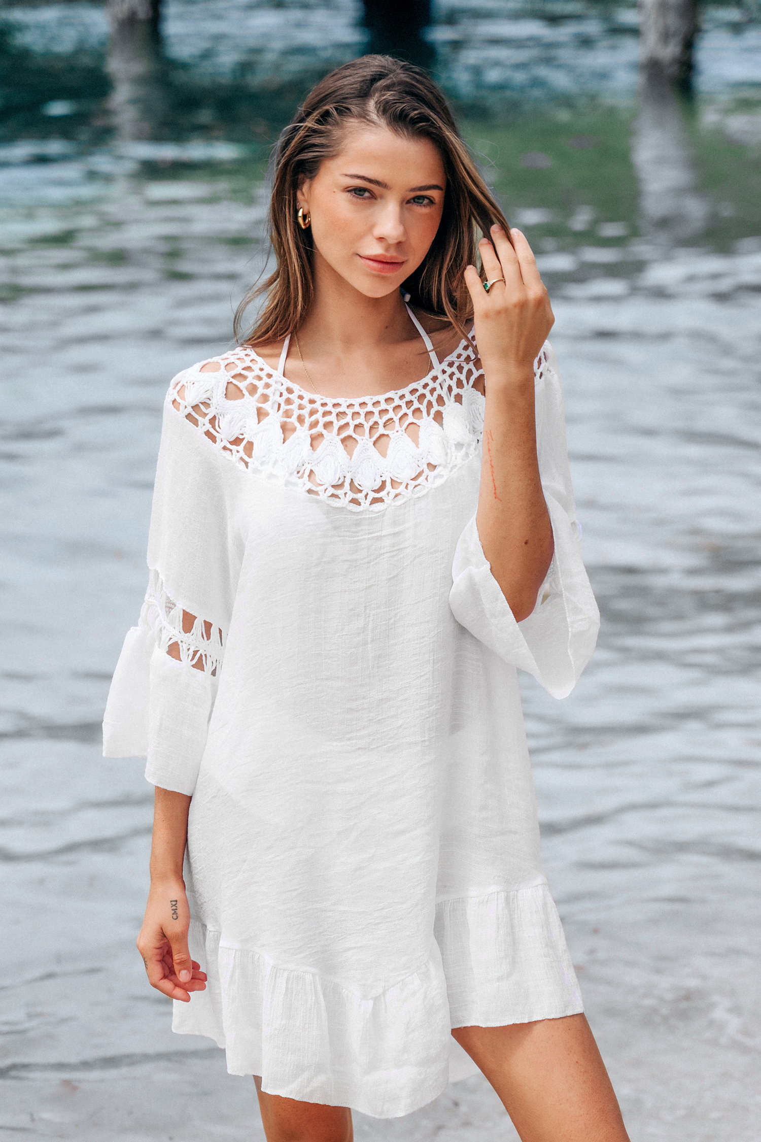 Vestido tipo pareo con volantes de crochet