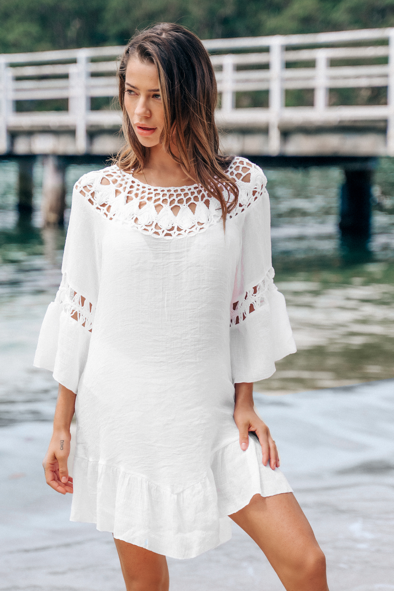Vestido tipo pareo con volantes de crochet