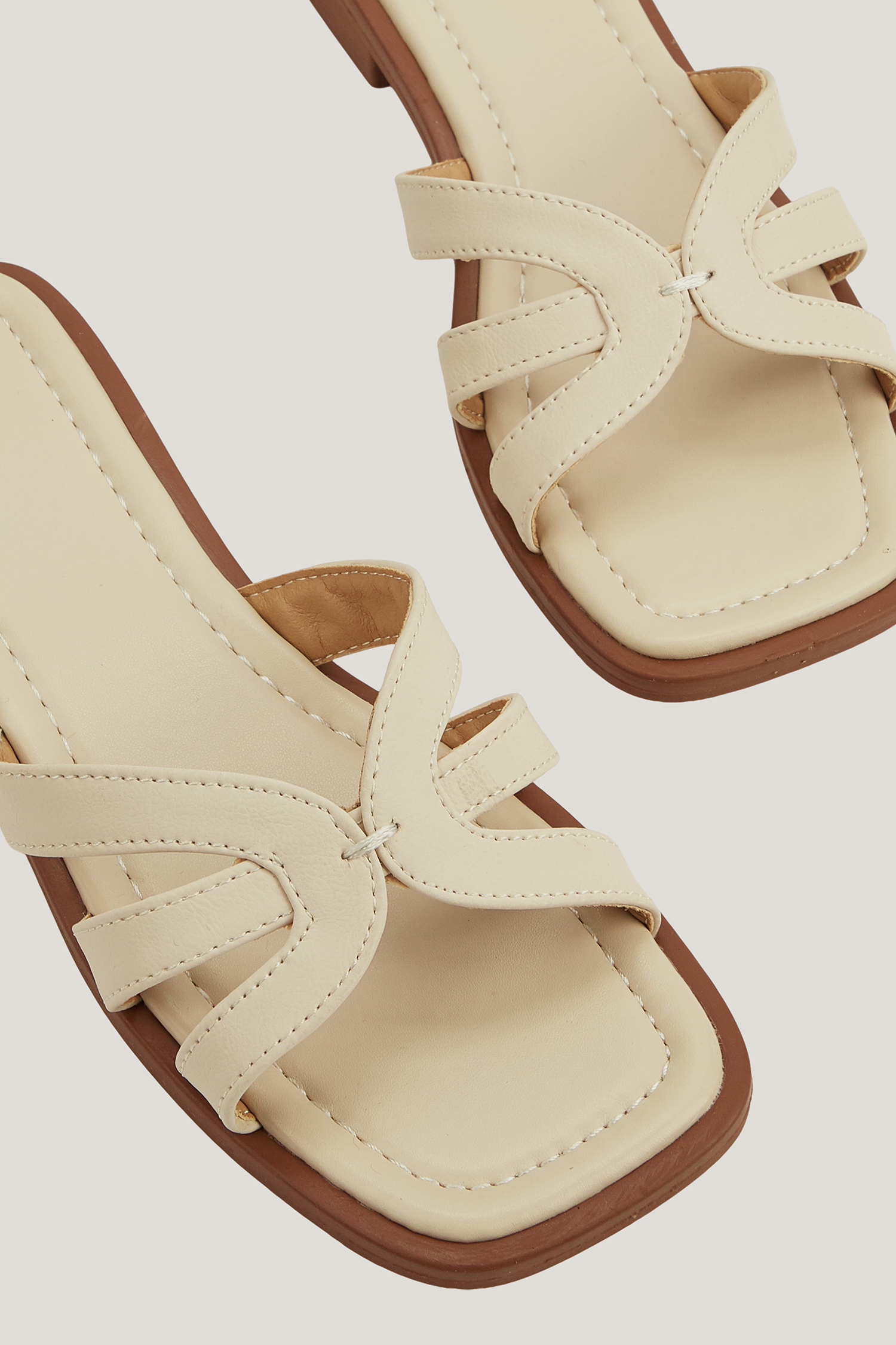 Sandalias desnudas con punta cuadrada