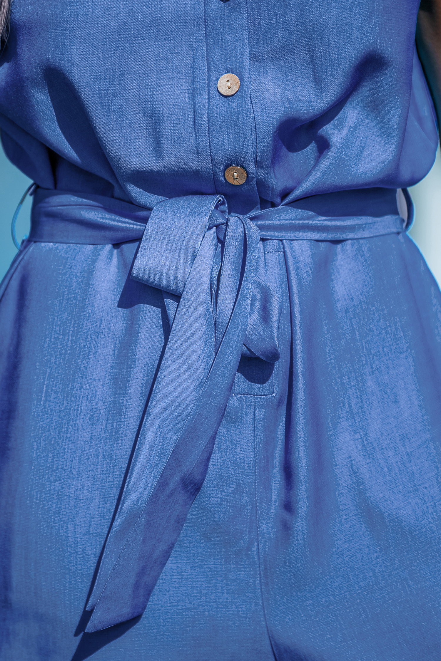 Combinaison sans manches à boutons sur le devant et jambes larges