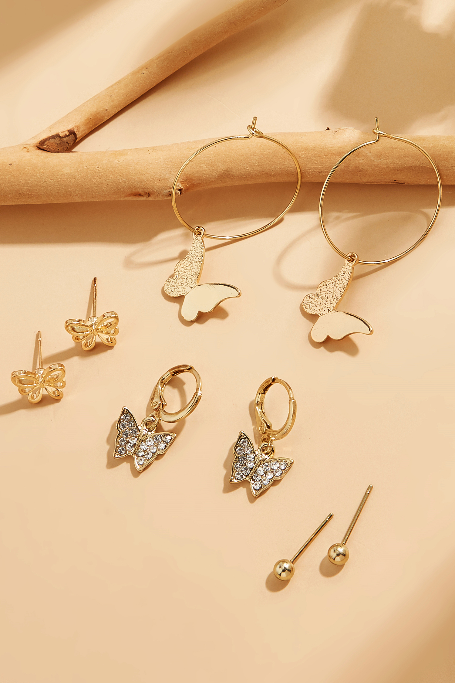 Juego de aretes de mariposa con aro y tachuelas