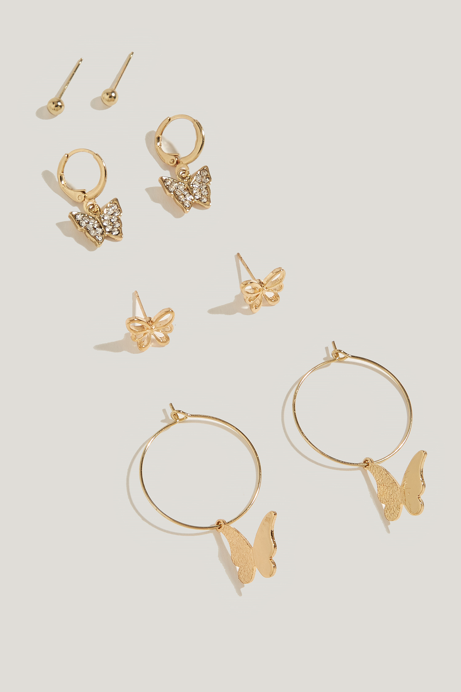Juego de aretes de mariposa con aro y tachuelas