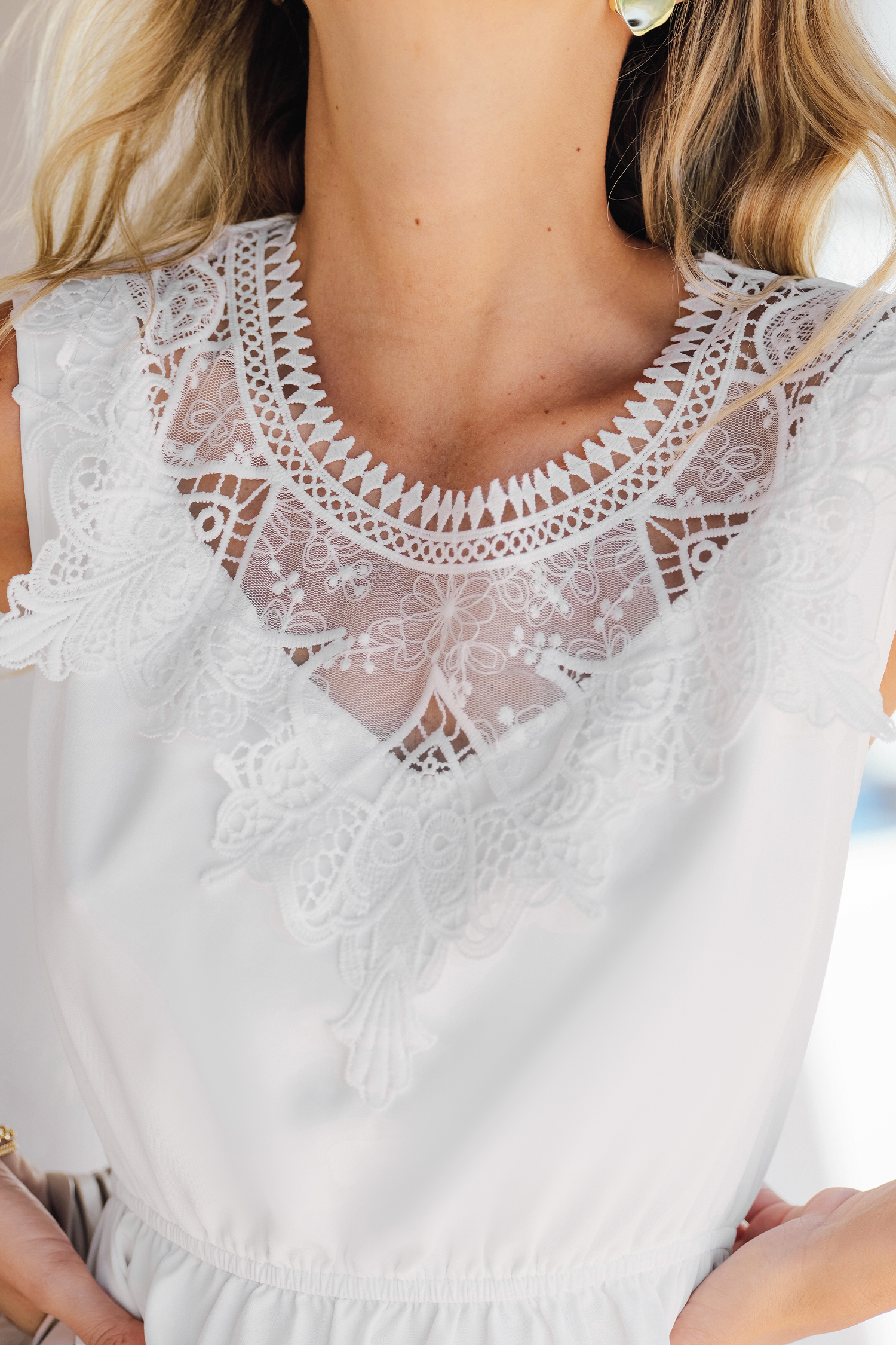 Robe mini sans manches à col rond et bordure en dentelle blanche