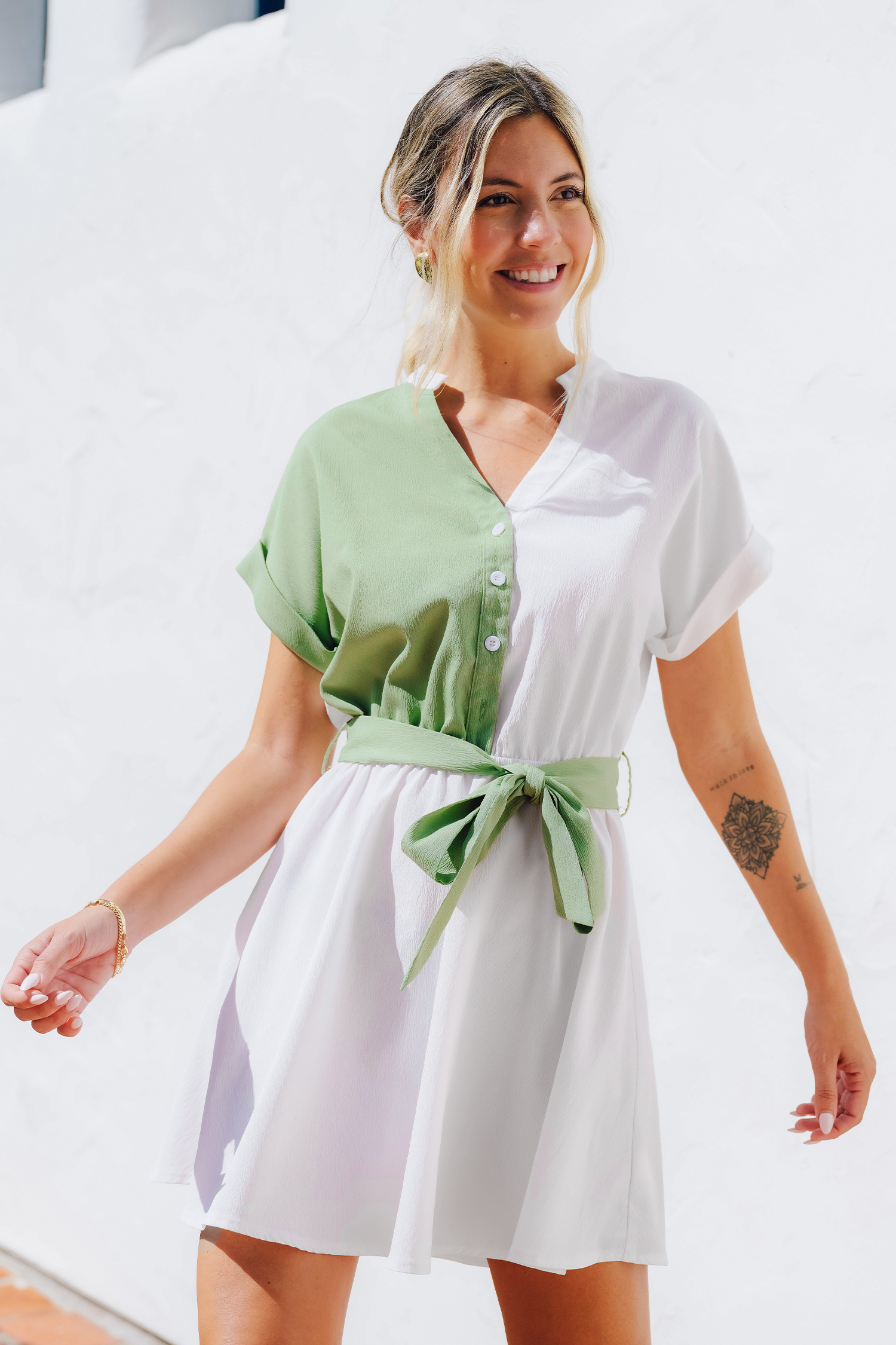 Vestido con botones delanteros en bloques de color verde y blanco