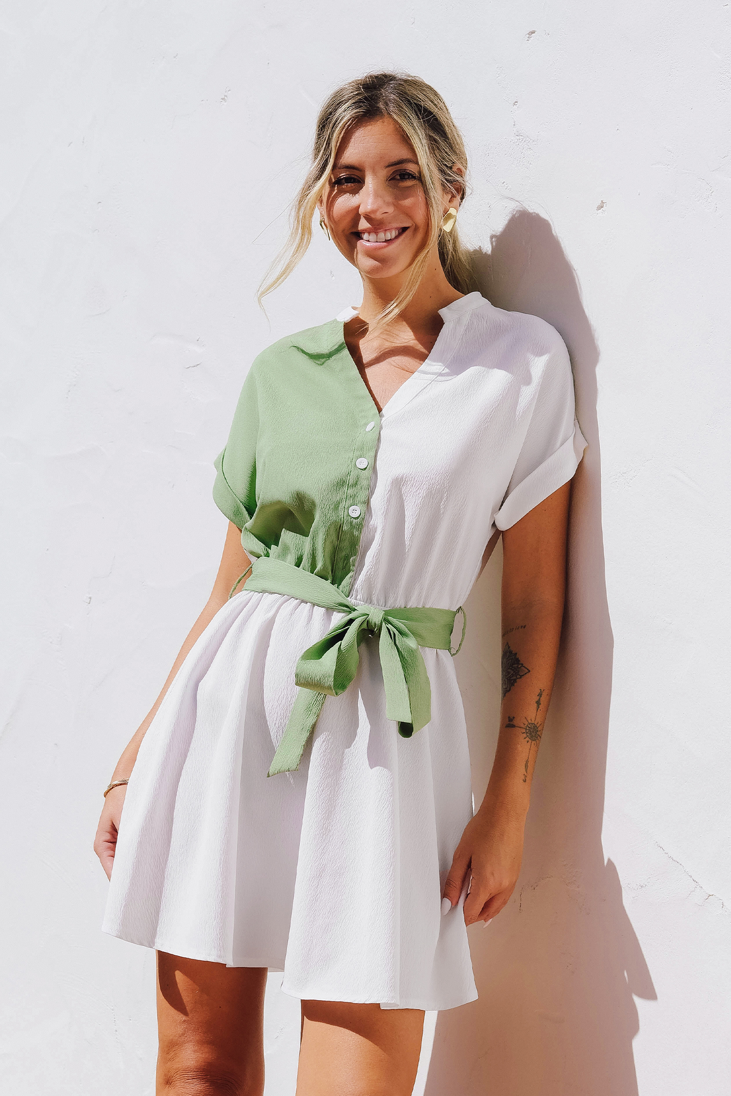 Vestido con botones delanteros en bloques de color verde y blanco