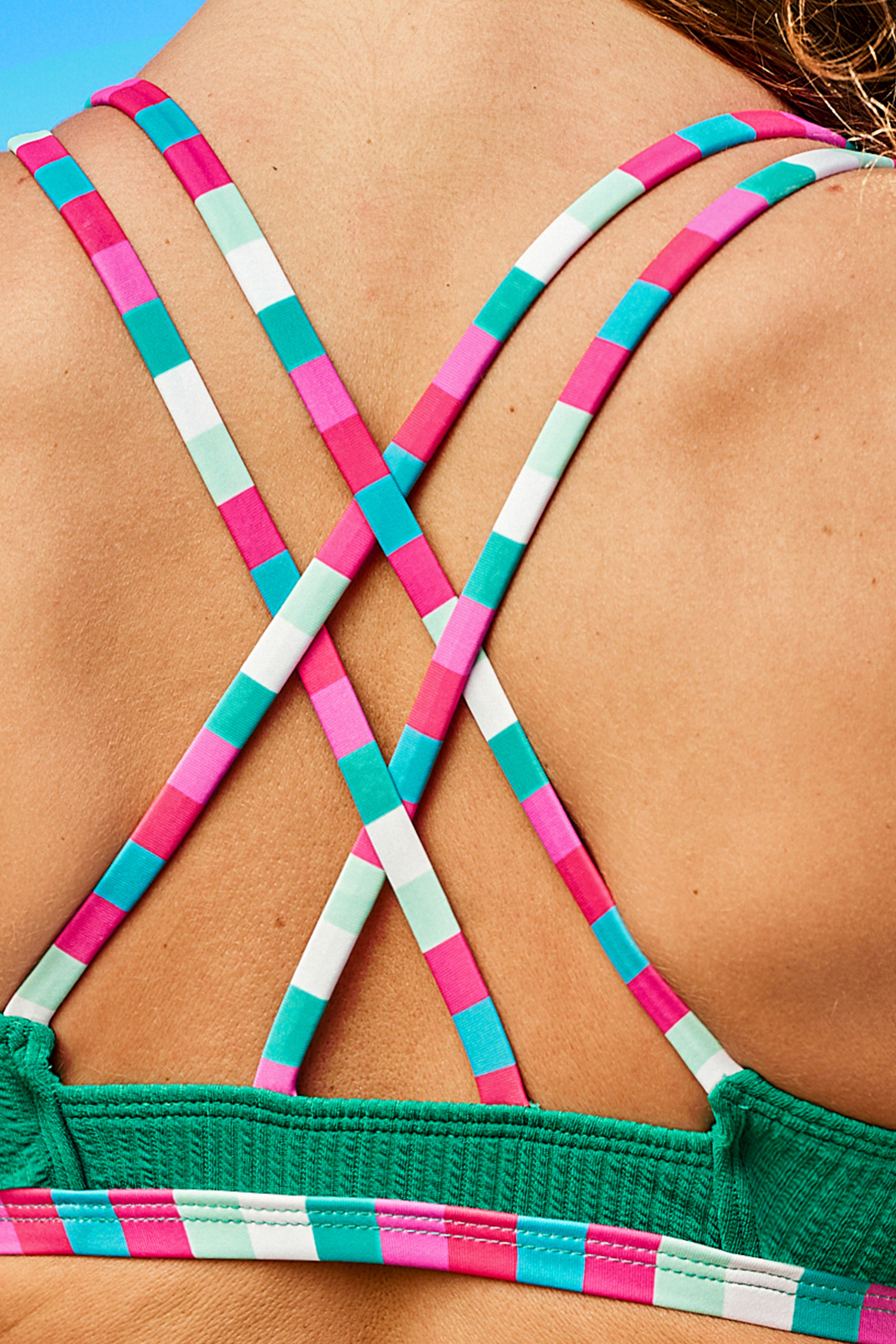 Set van groen en roze uitgesneden bikinibralette en hoog uitgesneden broekje