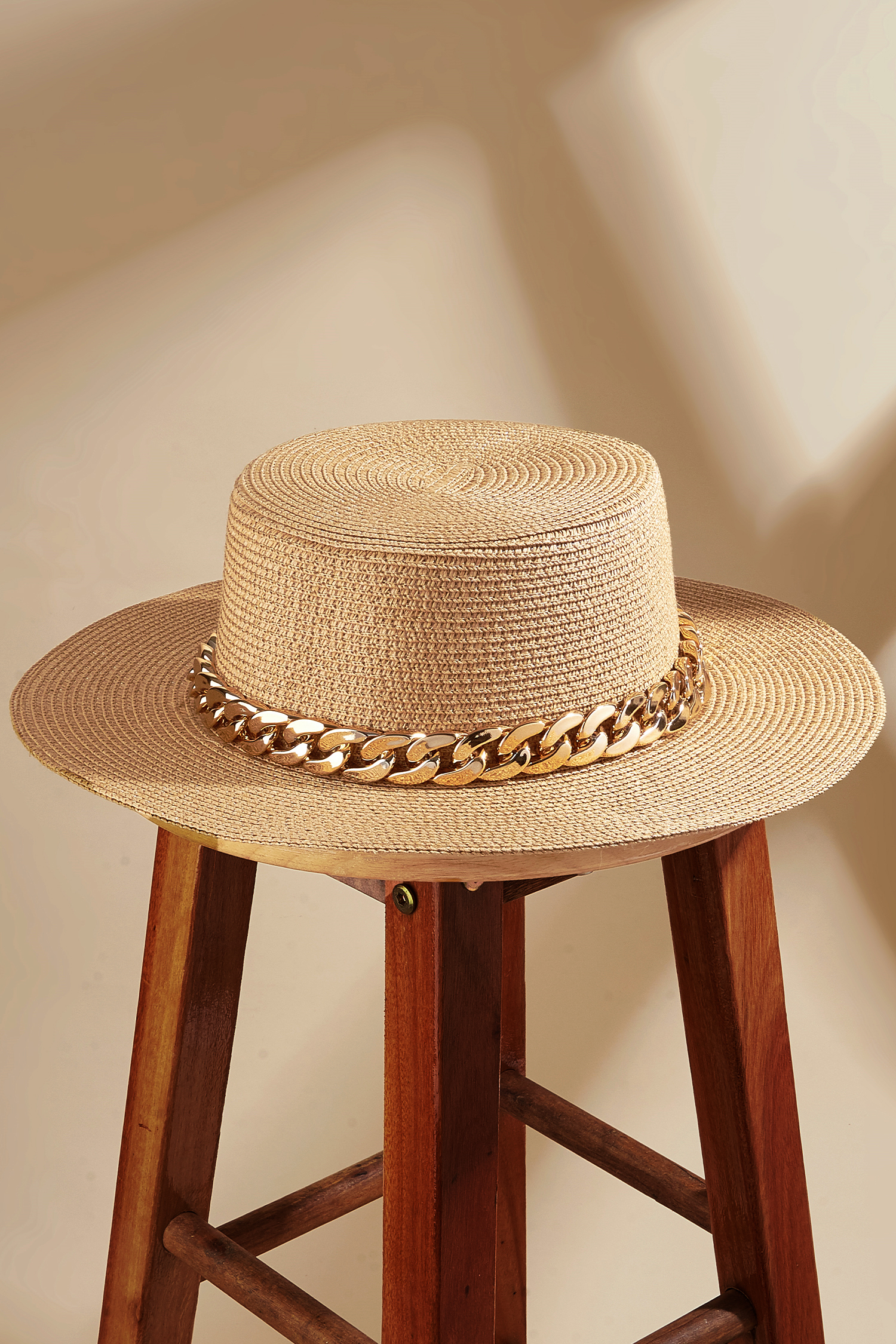 Cappello da paglietta in maglia di paglia e tonalità oro