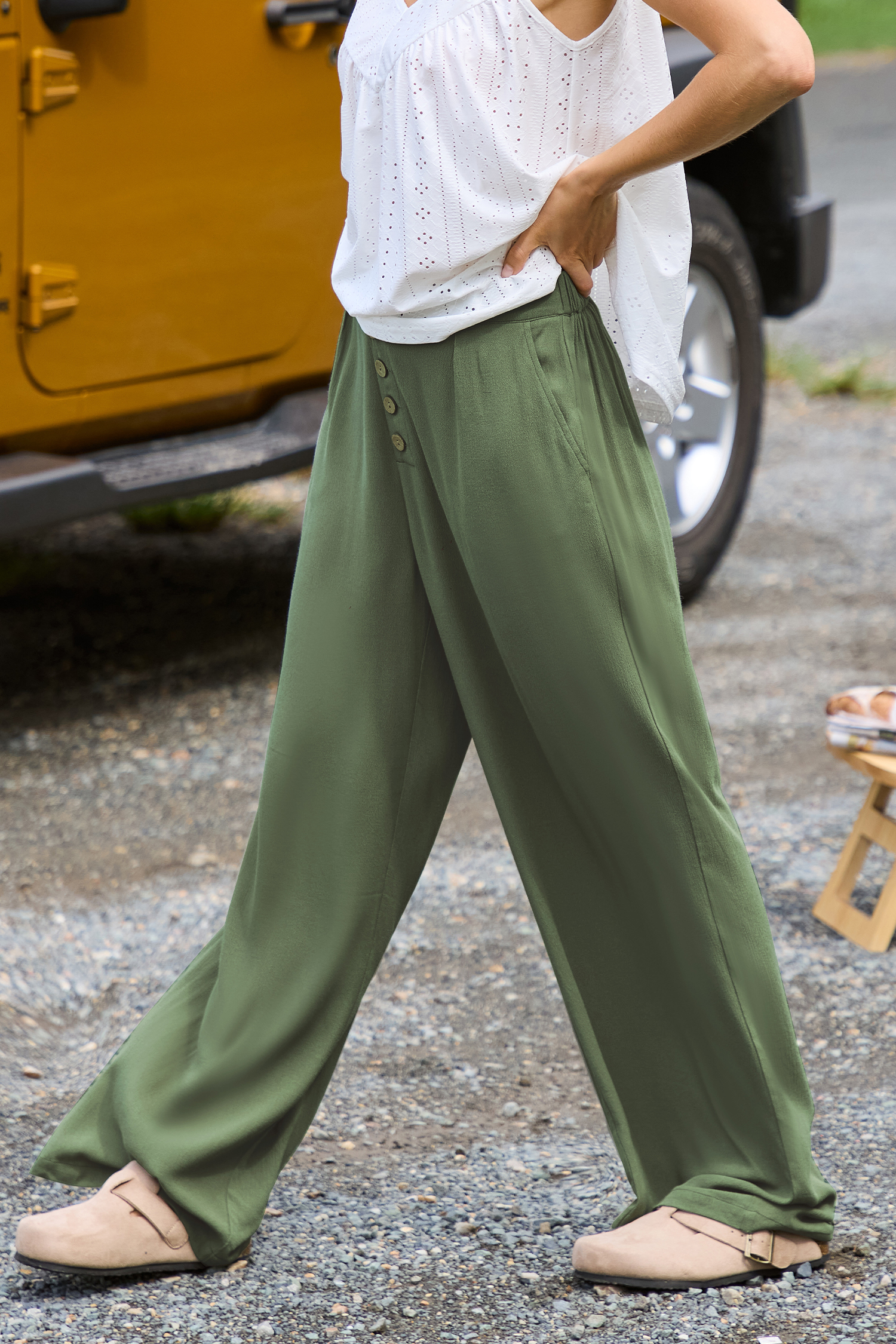 Pantalones verde oliva con pernera suelta y botones delanteros