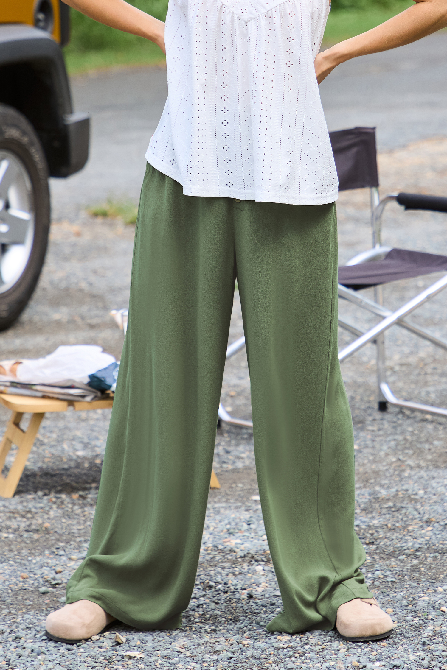 Pantalones verde oliva con pernera suelta y botones delanteros