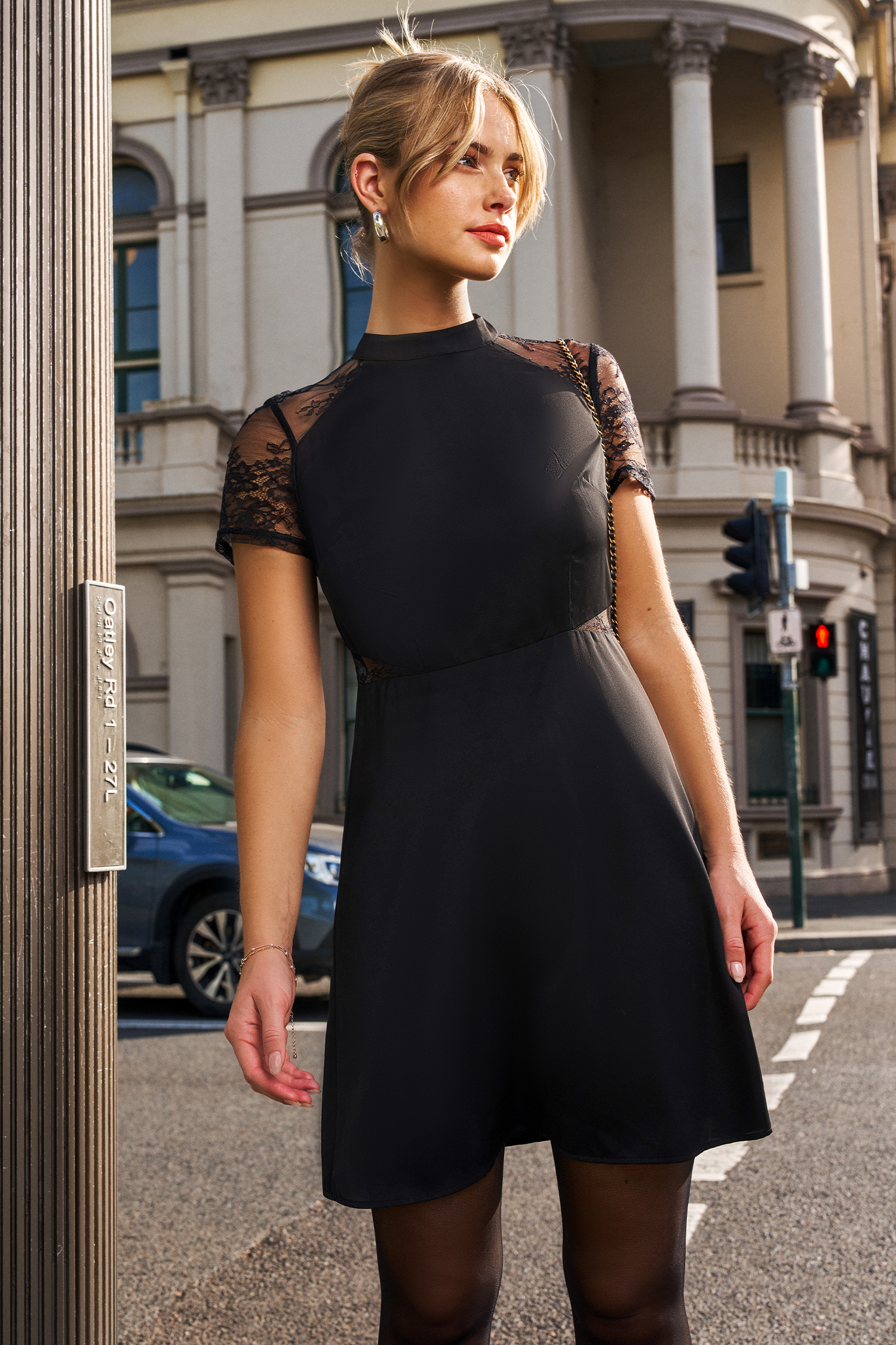 Robe mini à col montant et manches en dentelle tissée