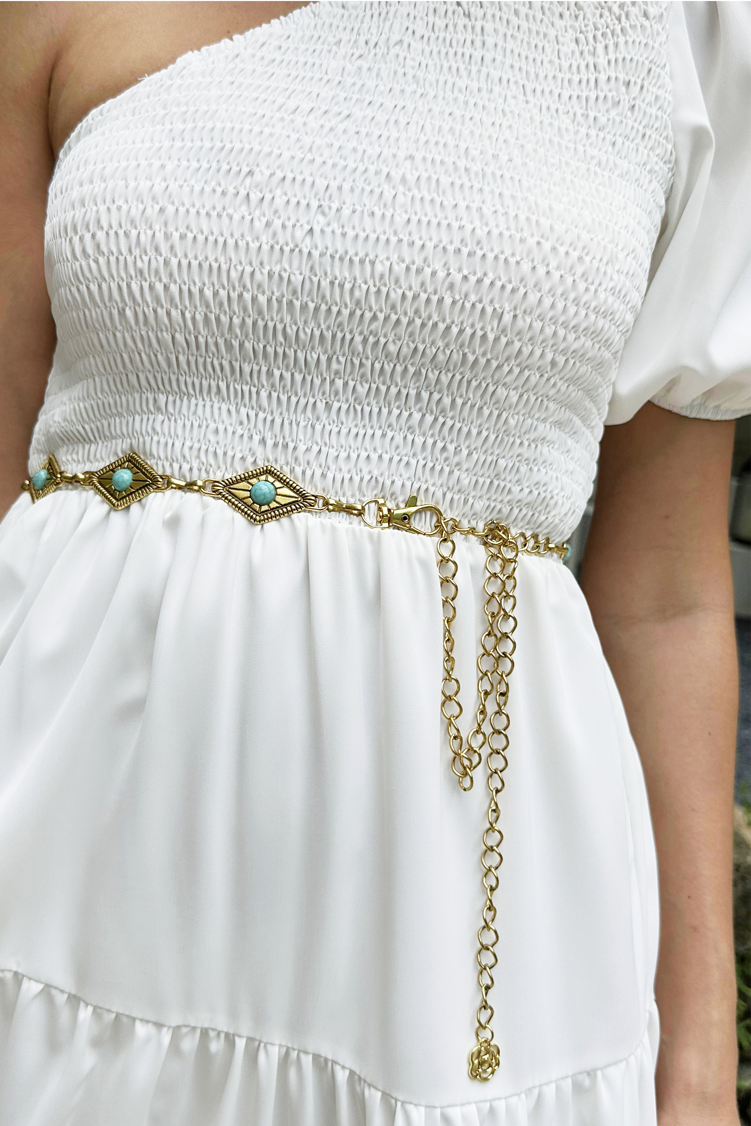 Goldfarbener und türkisfarbener Kettengürtel