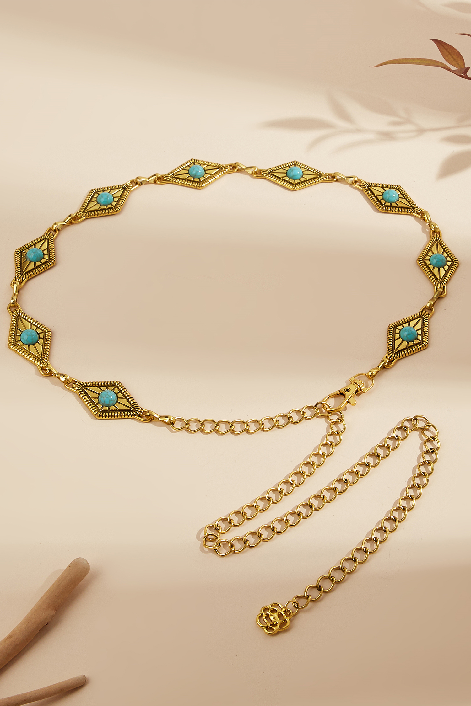 Goldfarbener und türkisfarbener Kettengürtel