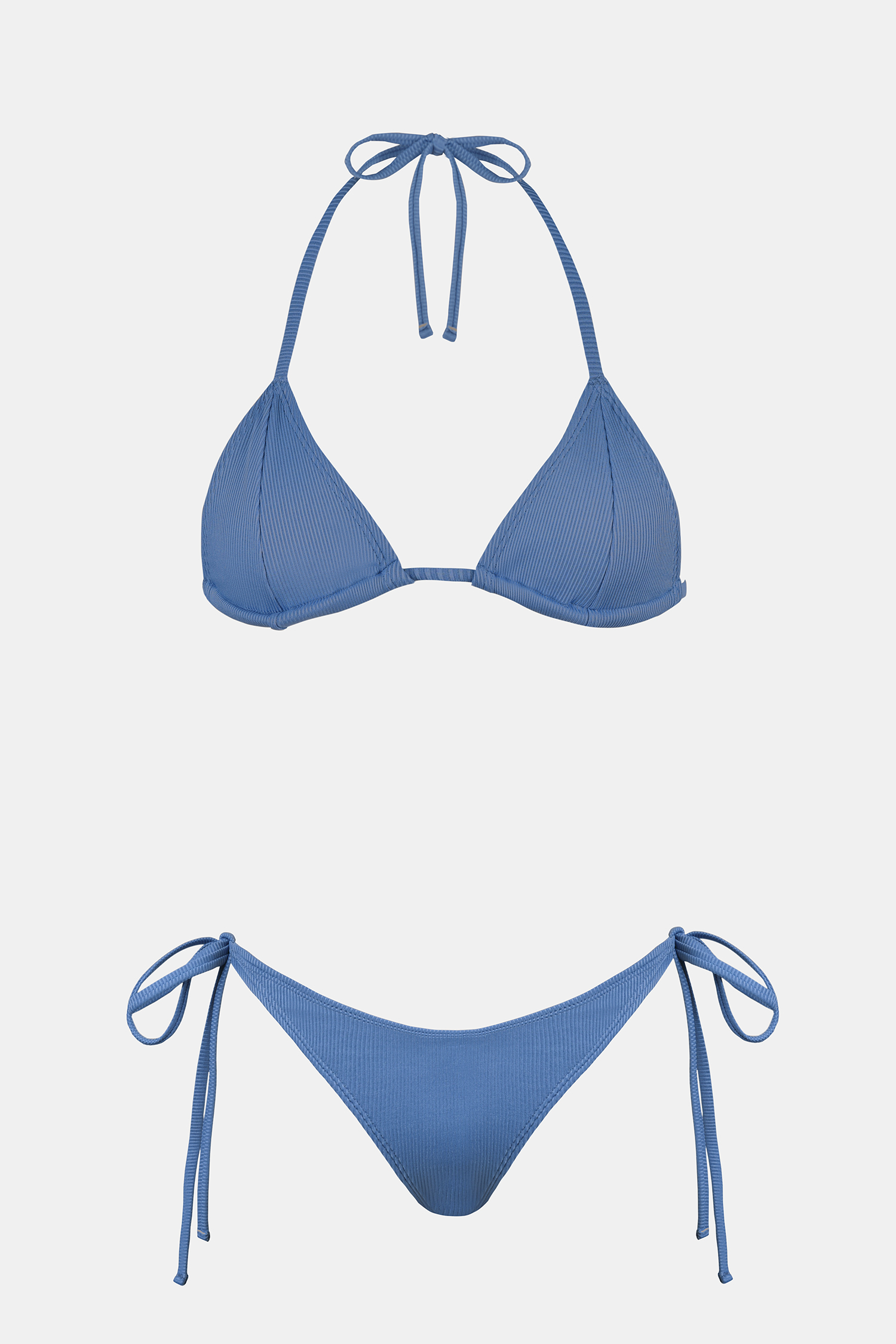 Conjunto de top de bikini triangular y braguitas de hilo en azul océano