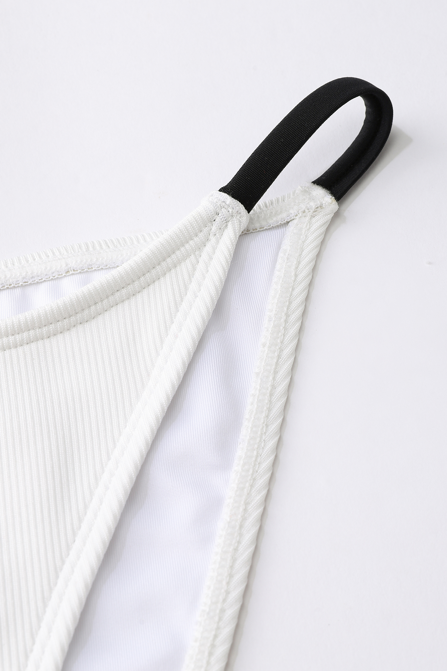 Geripptes Bandeau-Bikinioberteil & String-Bikinihose im Set