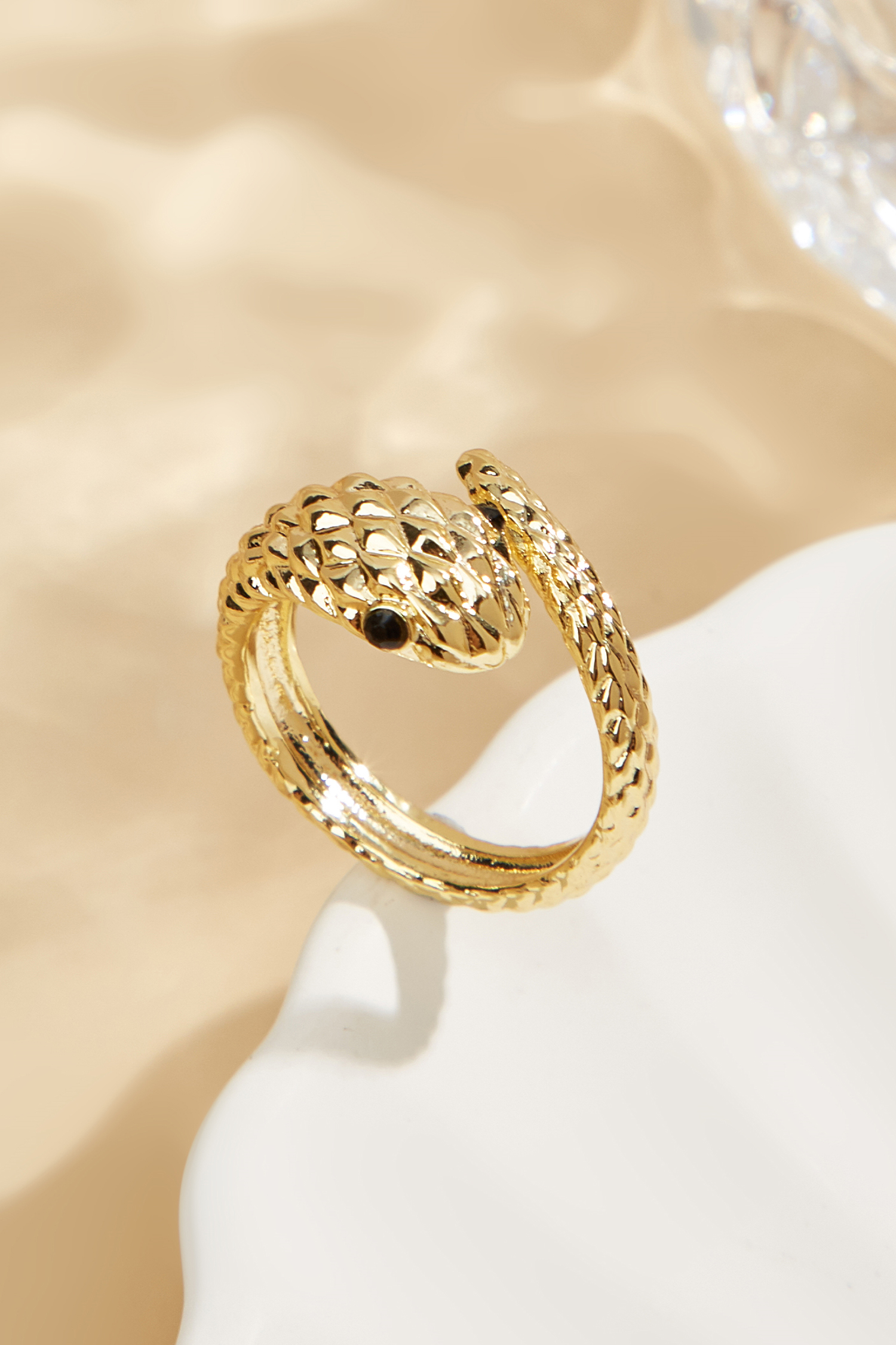 Anillo de serpiente dorado