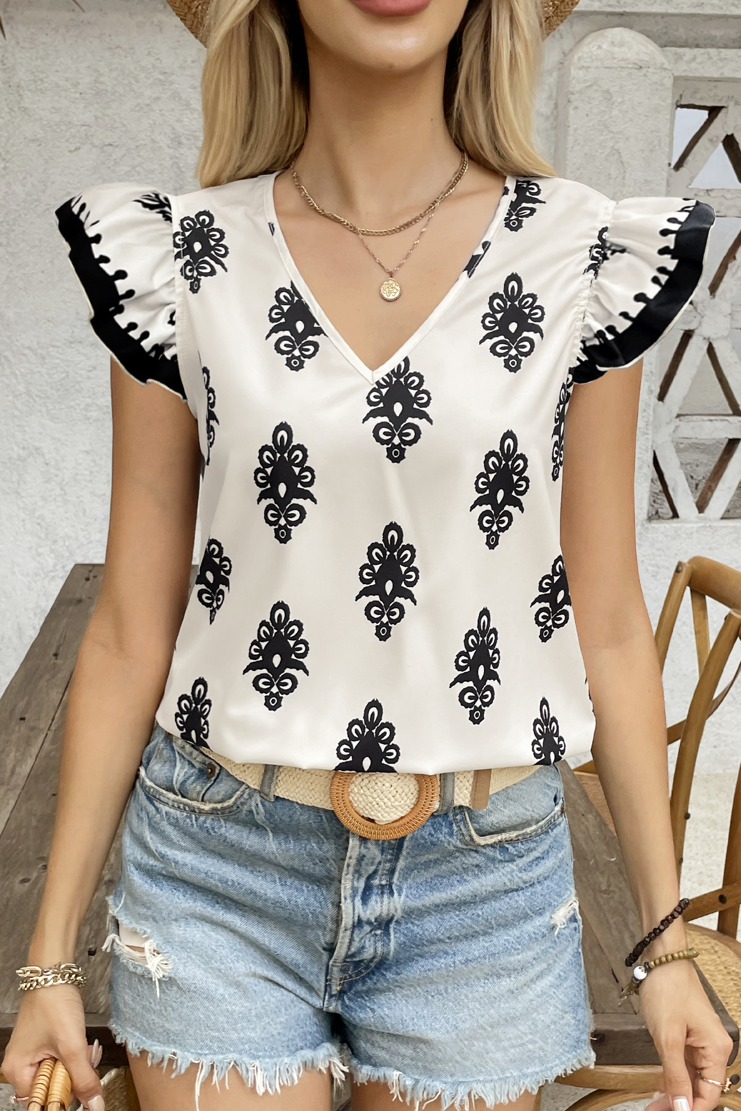 Haut beige et noir avec manches à volants et col en V