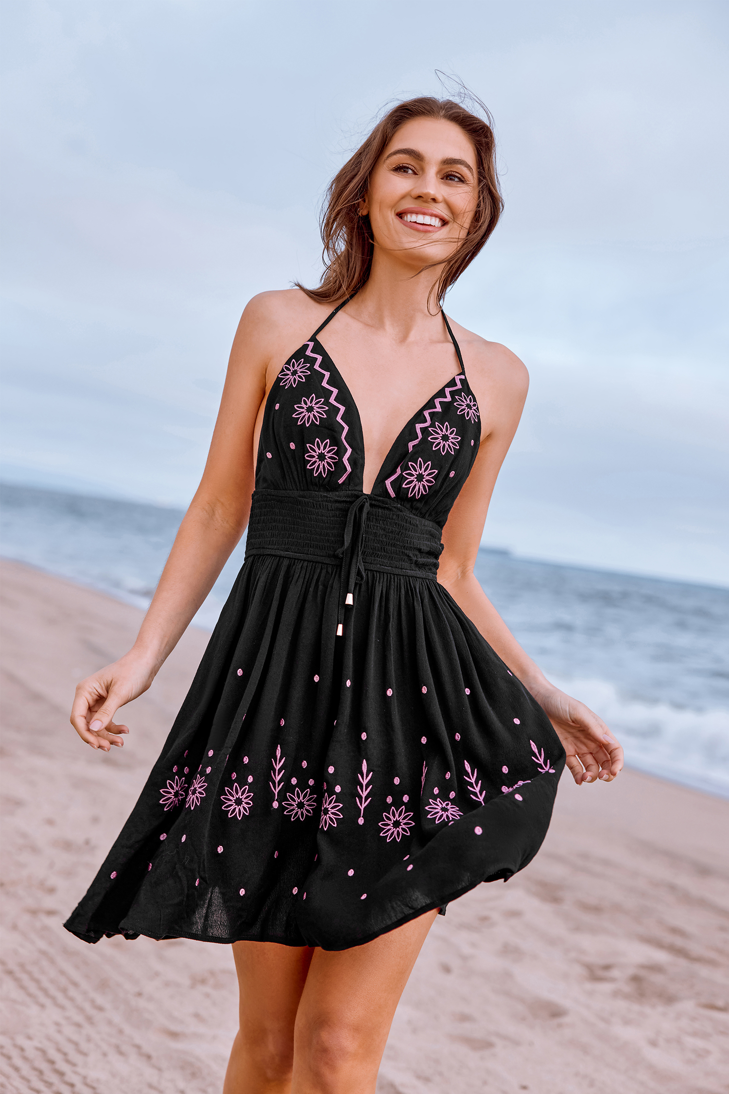 Mini abito con ricamo floreale al collo