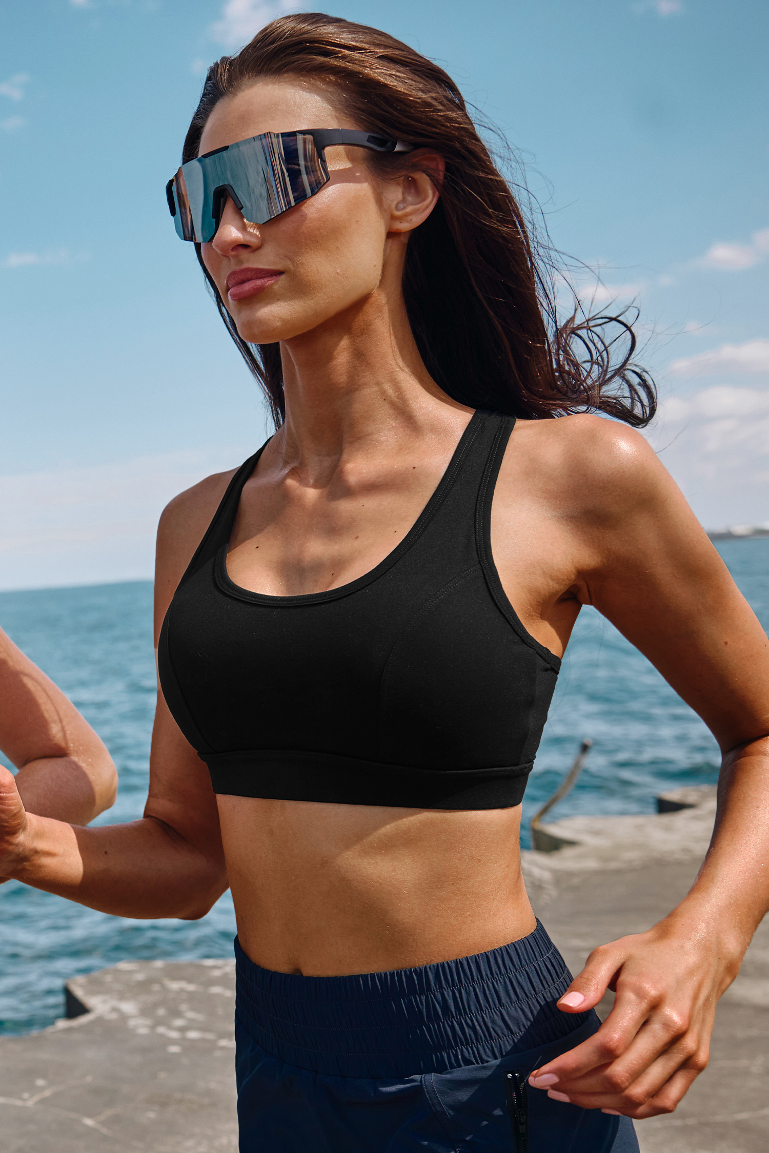 Schwarzes ärmelloses Sport-Top mit U-Ausschnitt