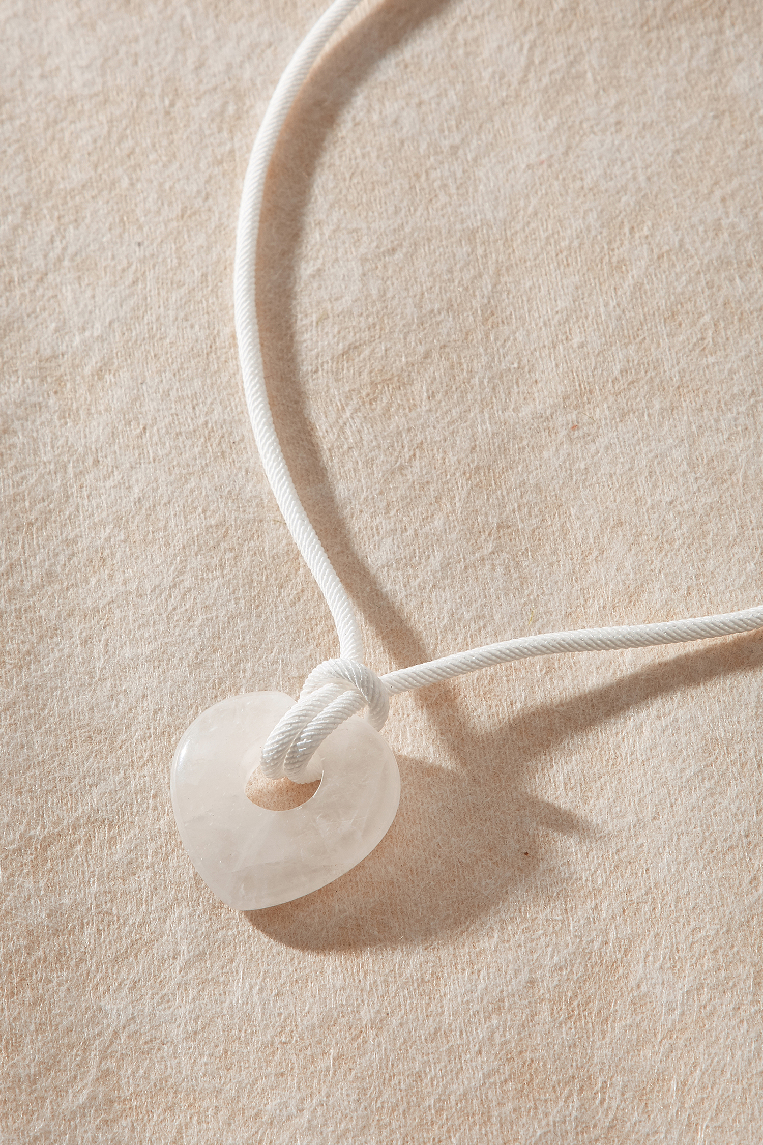 Collana con ciondolo in acetato bianco