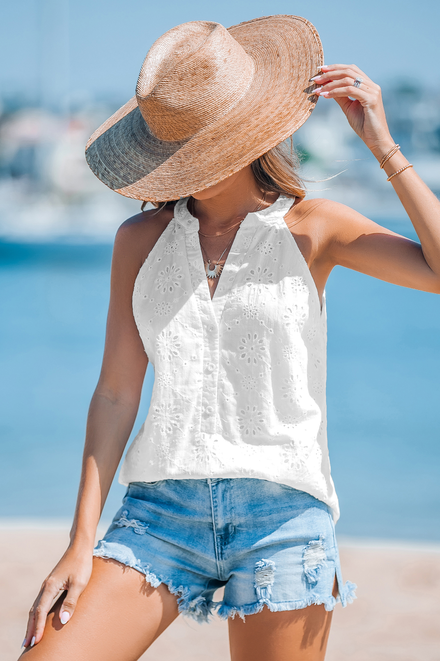 Weiße ärmellose Baumwoll-Bluse mit Ösen