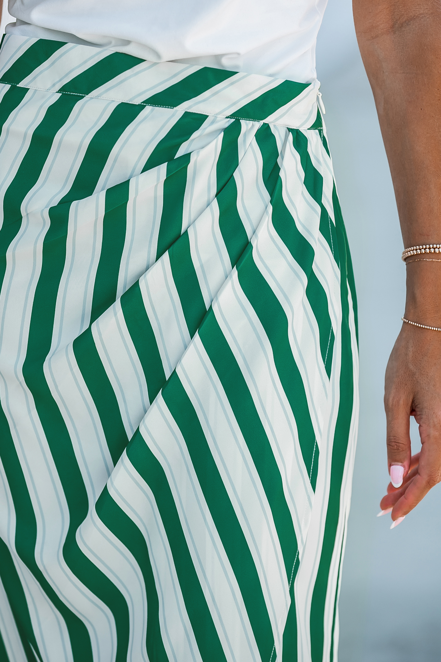 Zielona spódnica midi w pionowe paski