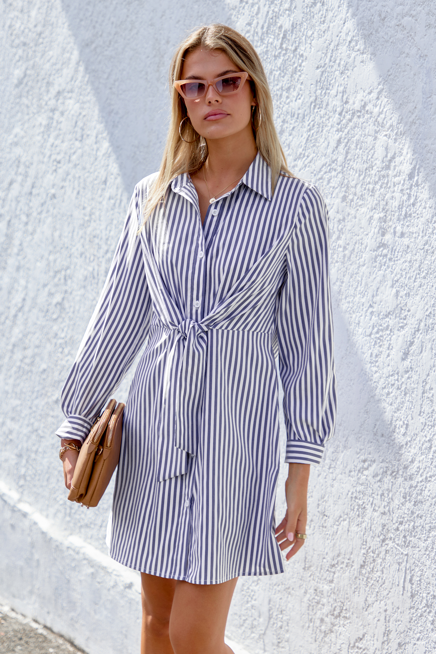 Vestido camisero corto de manga larga con cuello y rayas azules