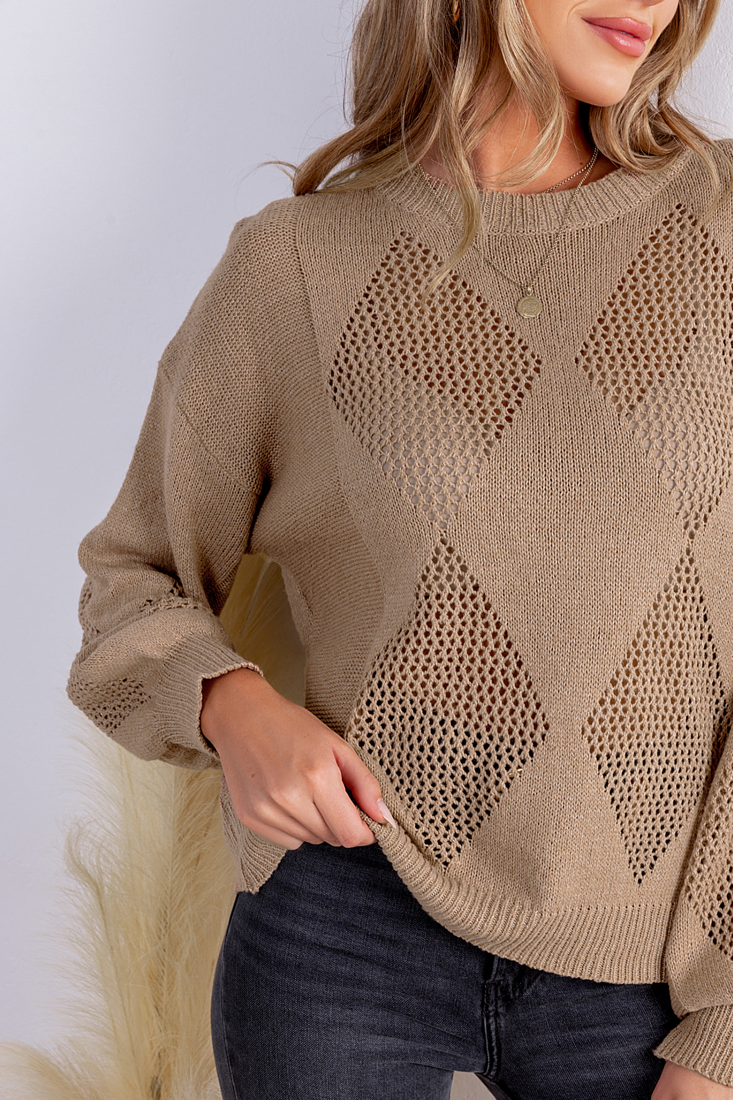Suéter de cuello redondo y manga larga de color marrón claro