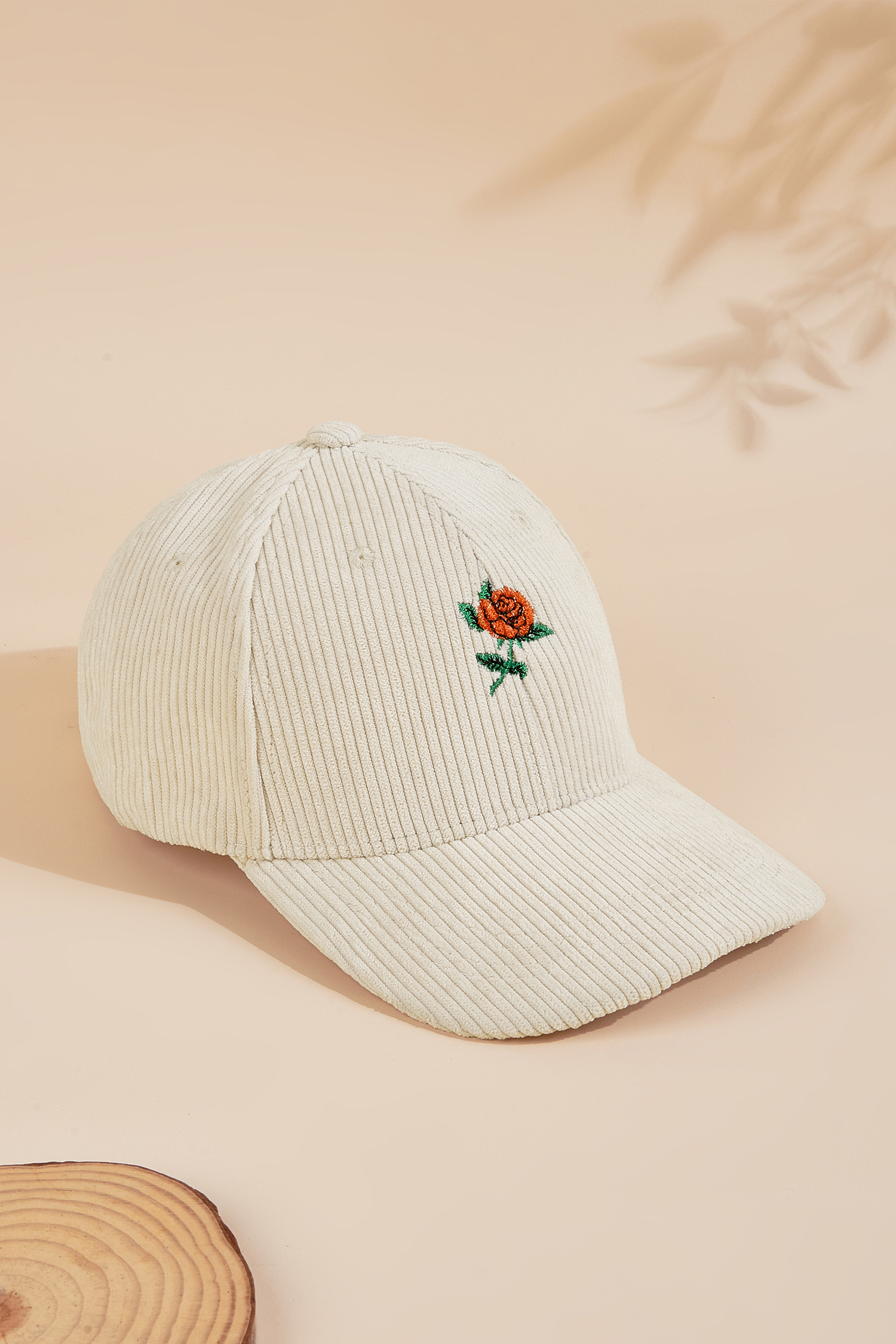 Gorra de béisbol con bordado de rosa roja