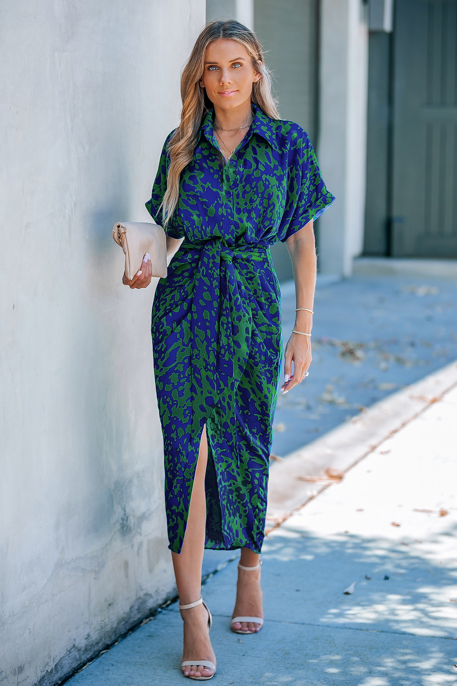 Vestido midi con cuello y estampado animal en color azul