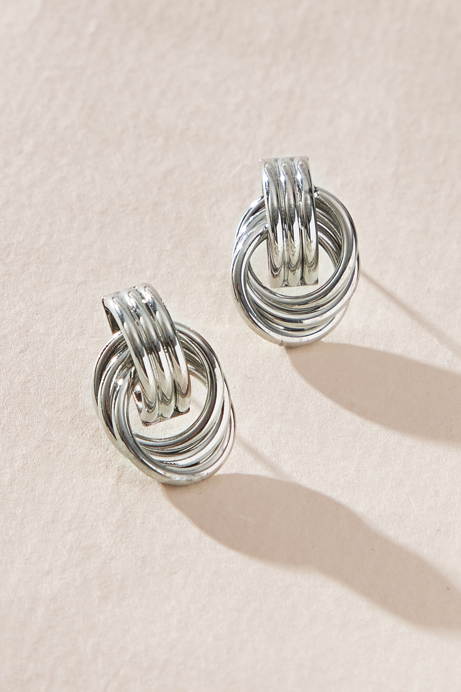 Pendientes entrelazados en tono plateado