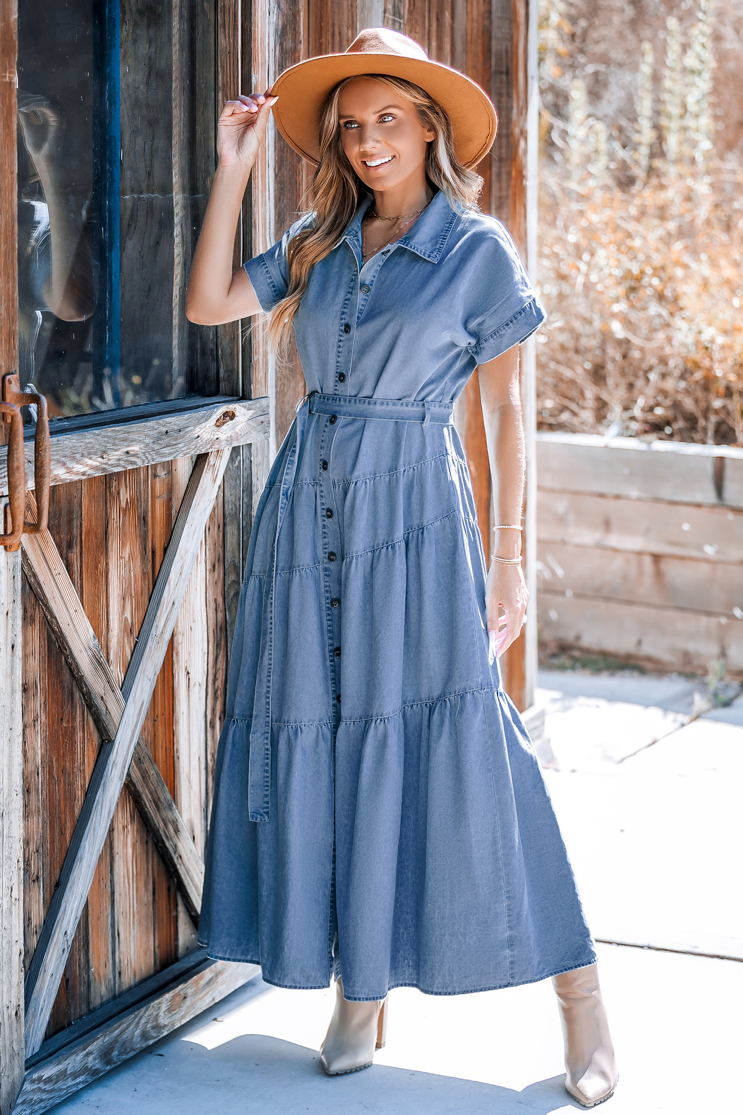 Abito lungo con colletto blu e bottoni sul davanti