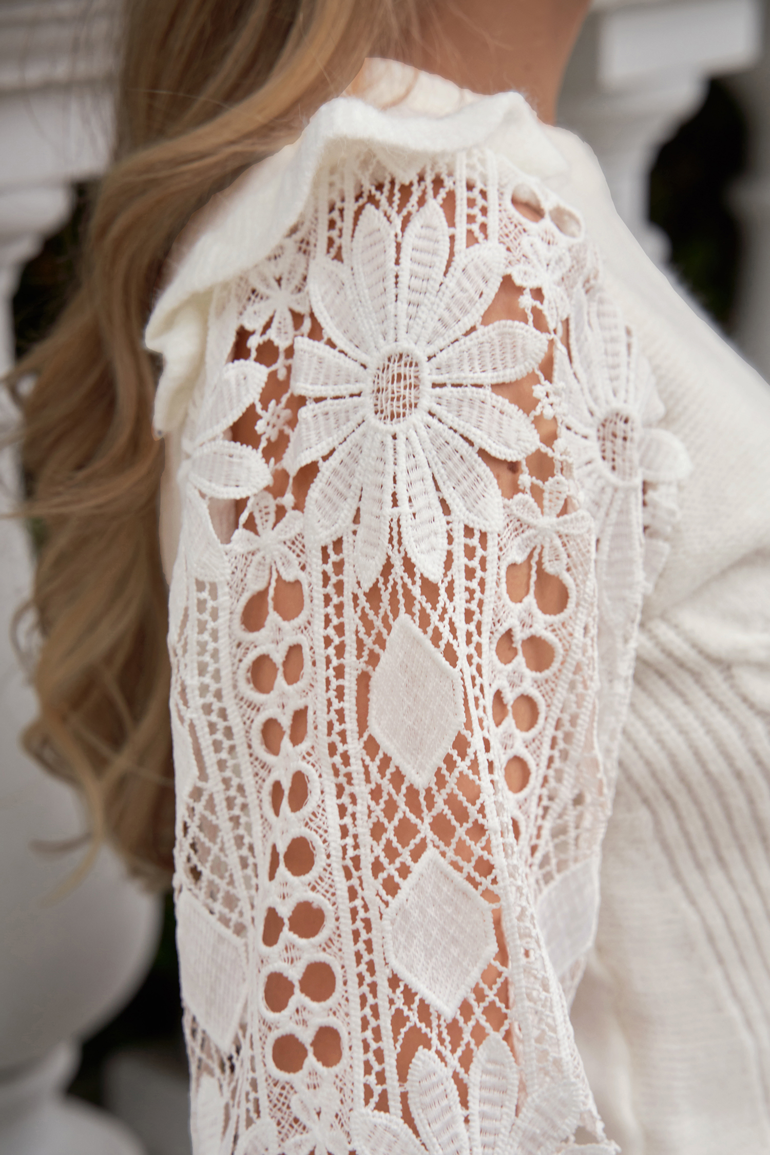 Haut en tricot avec manches longues à fleurs blanc