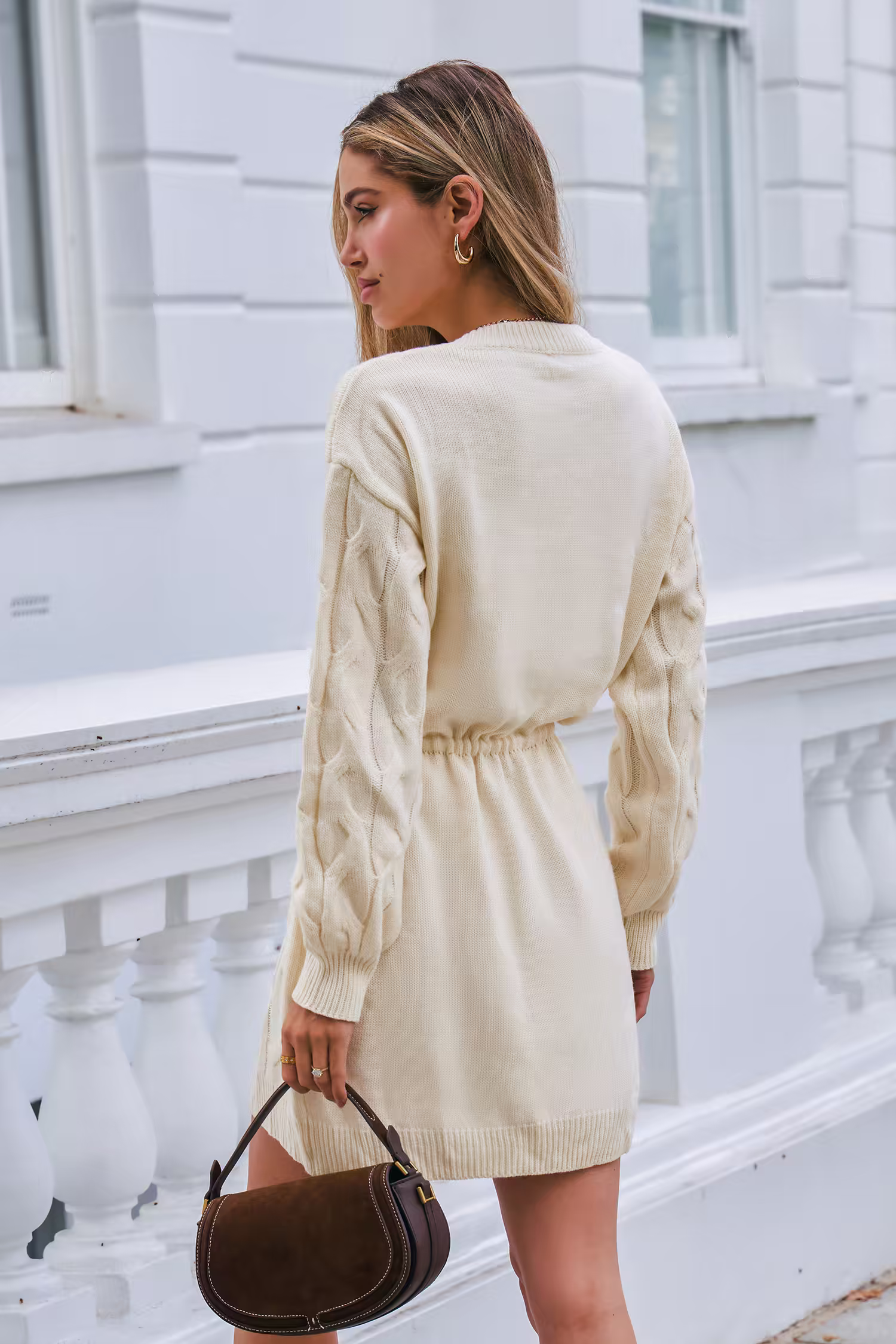 Beigefarbenes Langarm-Strickkleid