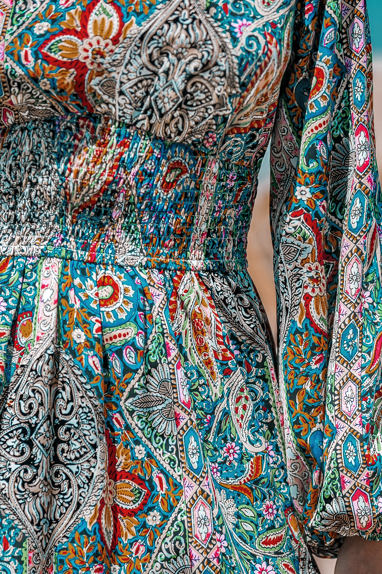 Vestido largo con mangas abullonadas y estampado paisley