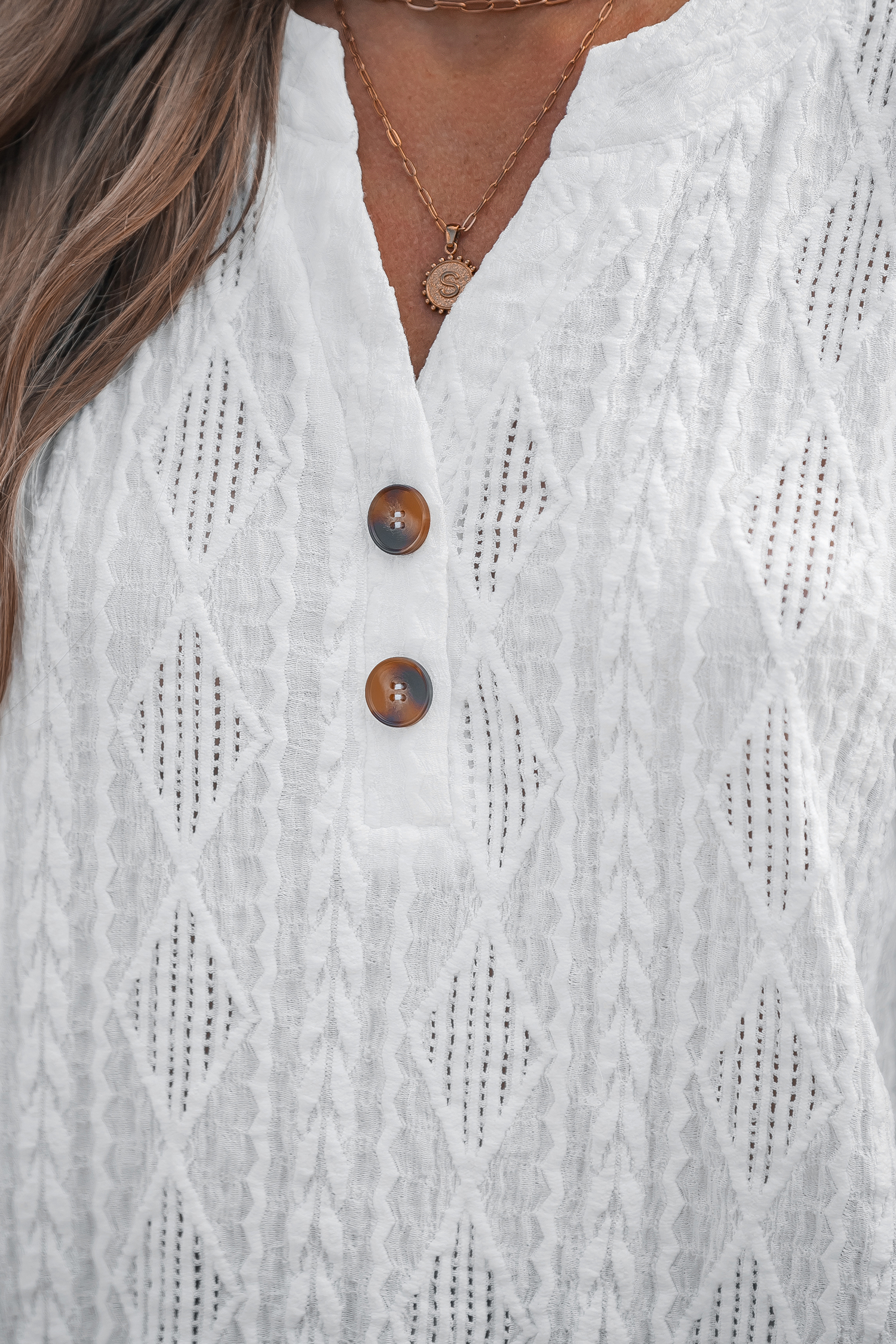 Blusa blanca de manga larga con escote abierto