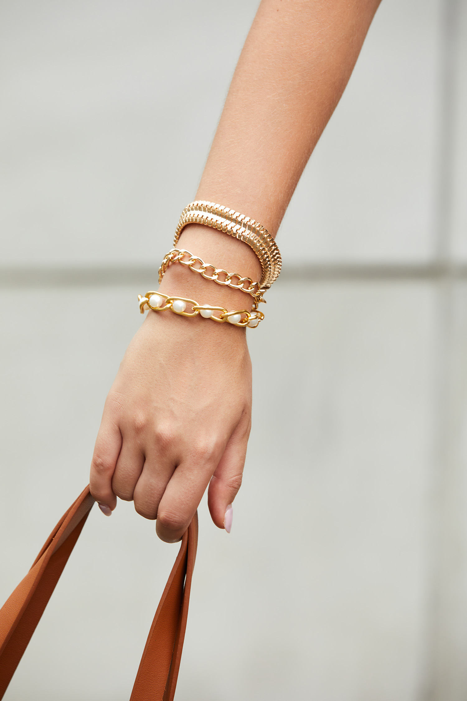 Set di braccialetti con maglie a catena color oro e perle finte