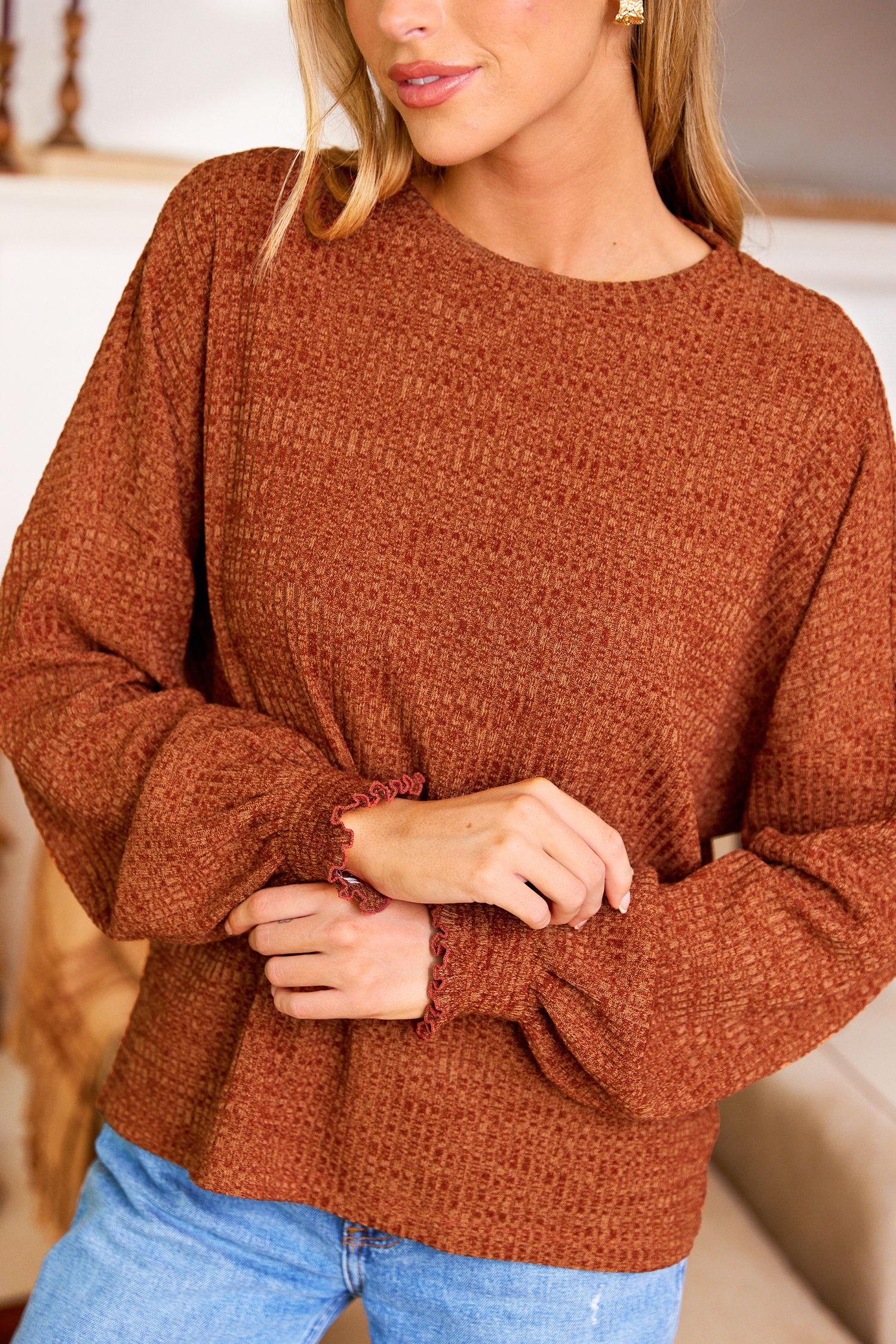 Suéter naranja de cuello redondo  manga larga y puños con volantes