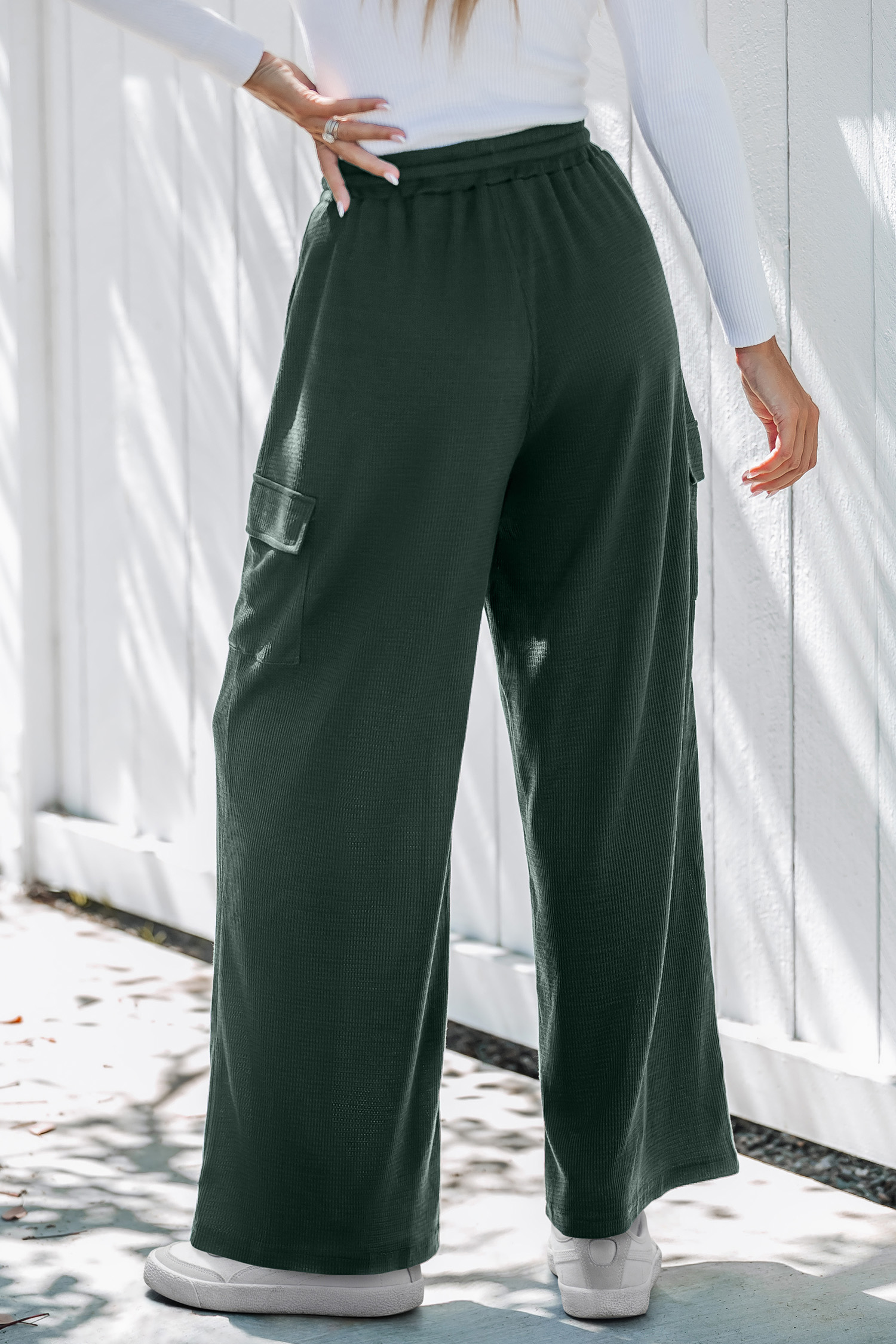 Zielone spodnie robocze ze ściągaczem w pasie i szerokimi nogawkami