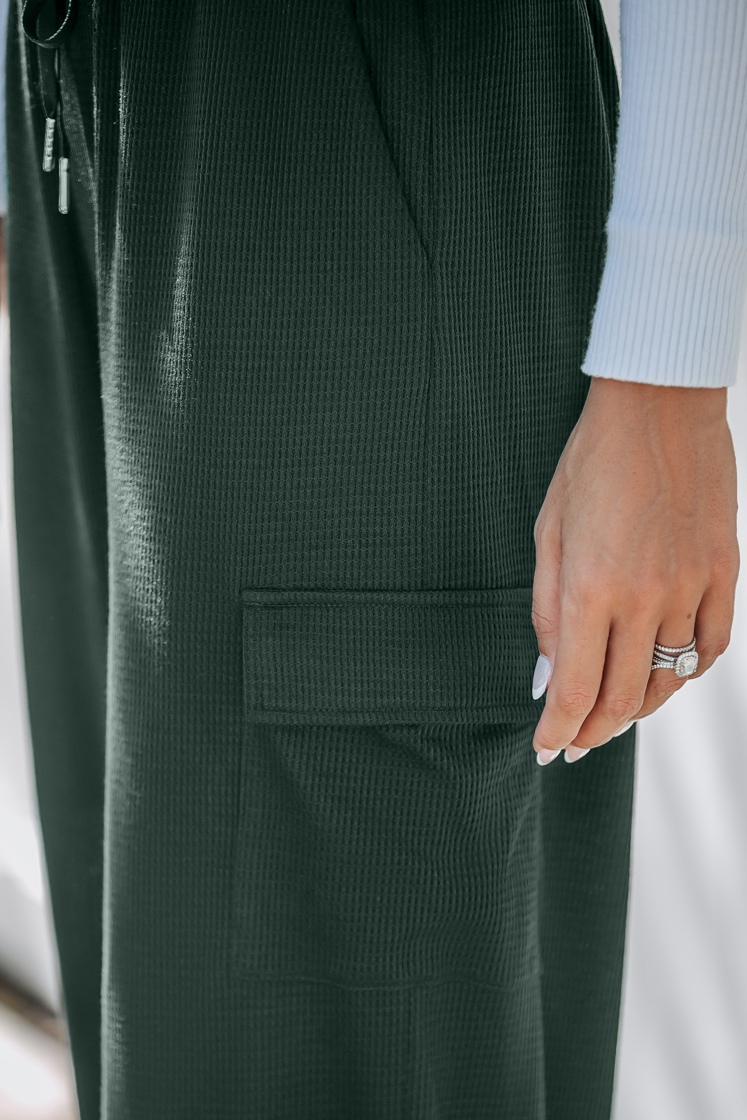 Zielone spodnie robocze ze ściągaczem w pasie i szerokimi nogawkami