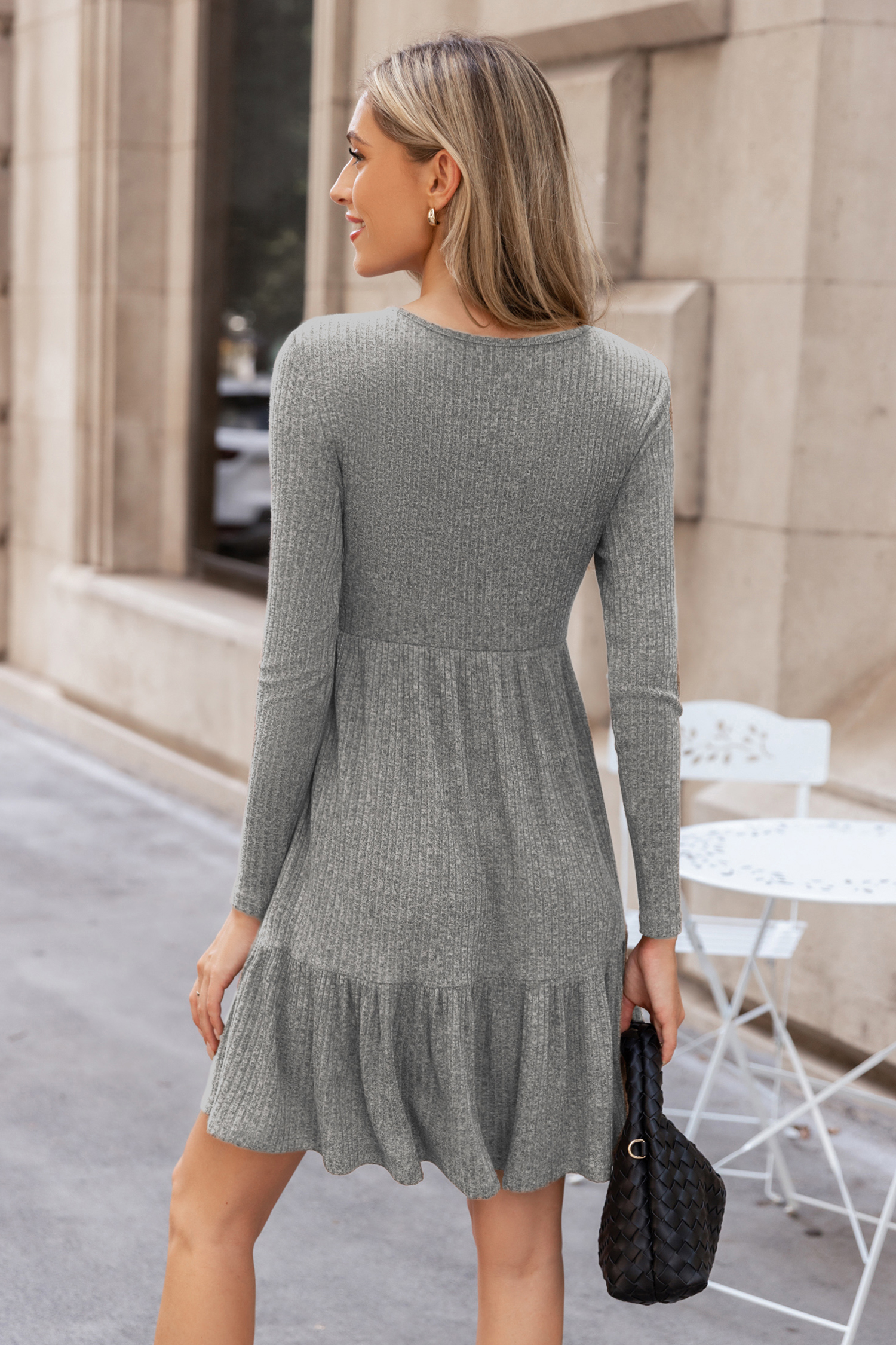 Langärmeliges Mini-Strickkleid mit Rundhalsausschnitt