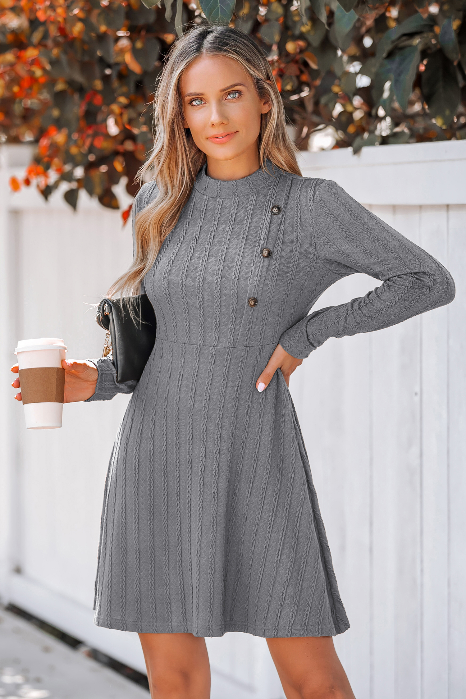 Robe courte à col rond et manches longues grise