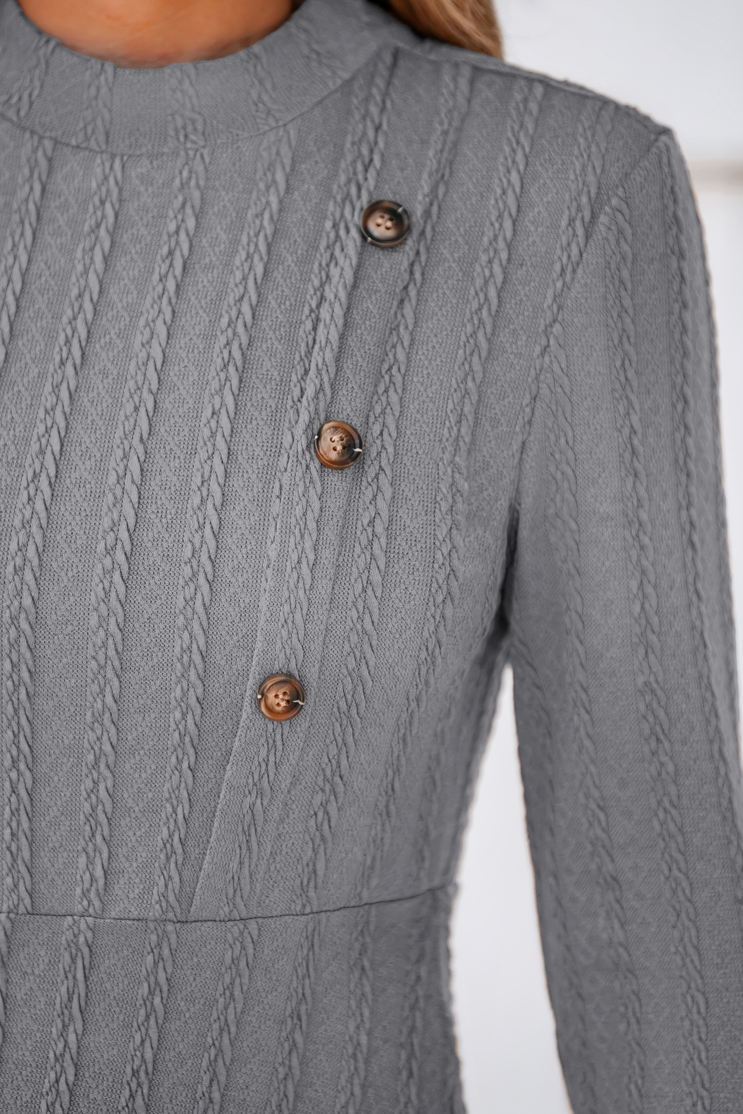 Robe courte à col rond et manches longues grise