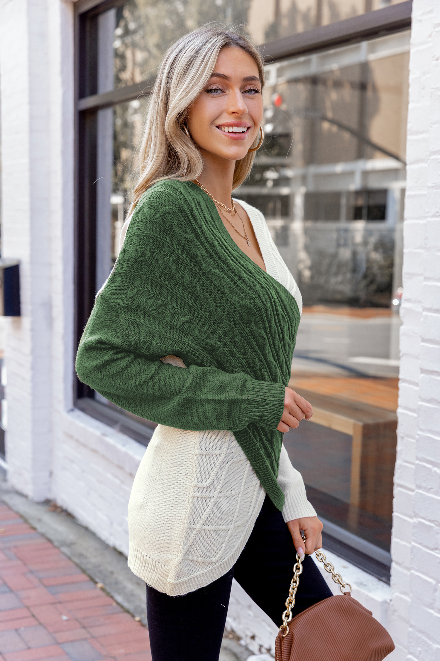 Suéter de punto trenzado con bloques de color verde y beige