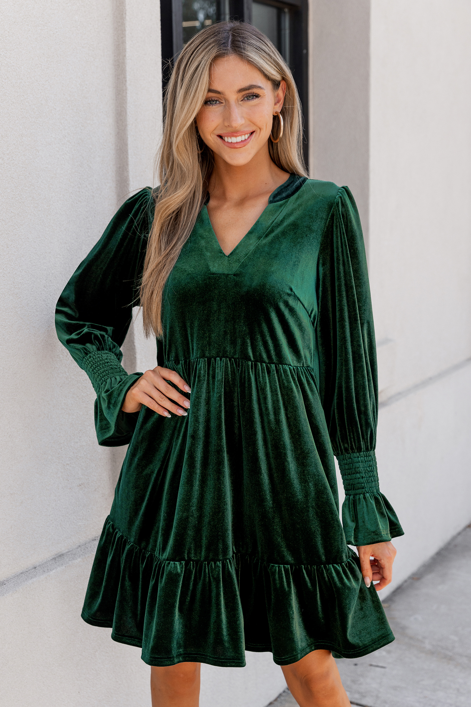Mini abito verde con scollo a V e maniche lunghe