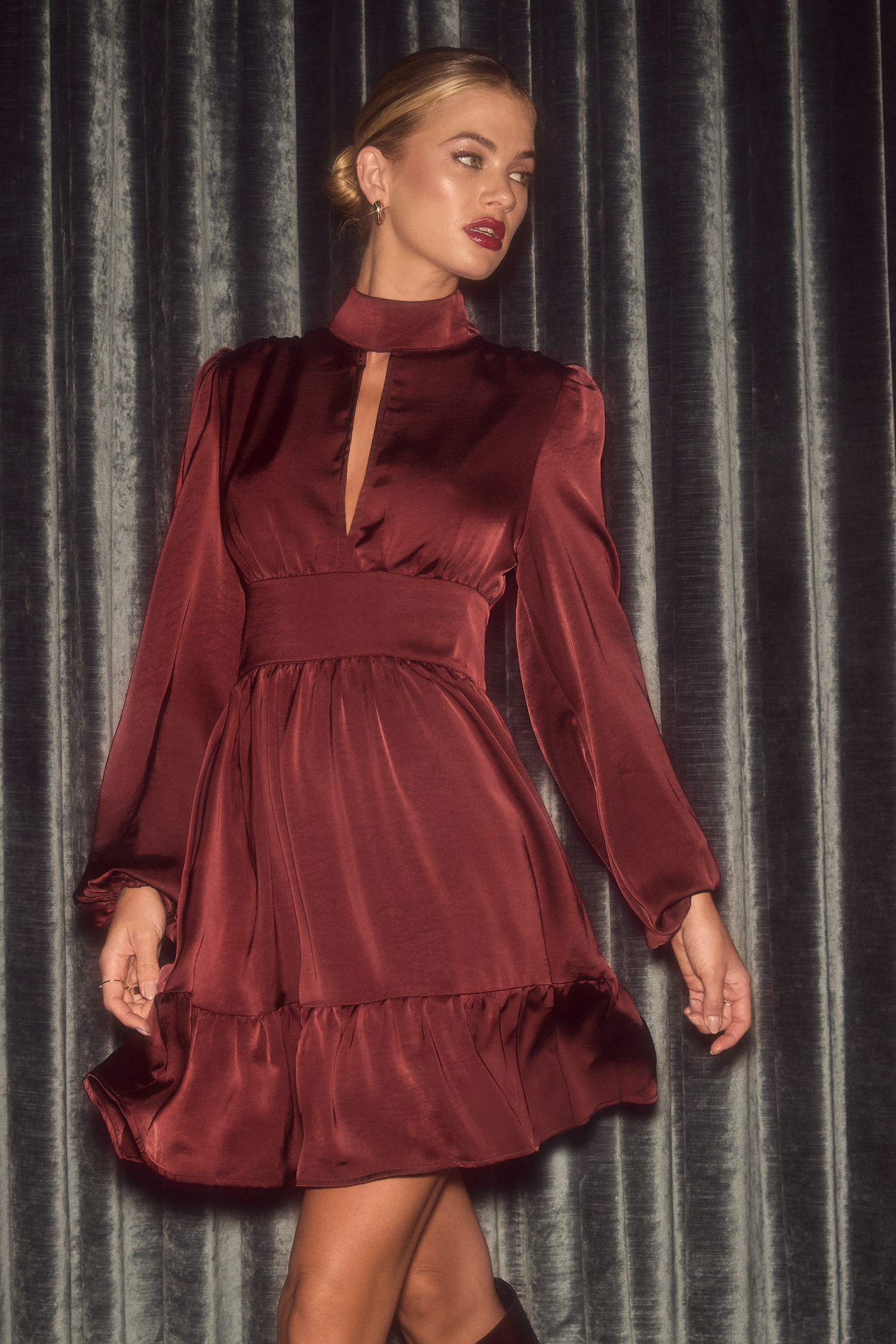 Mini abito rosso con volant a maniche lunghe e collo alto