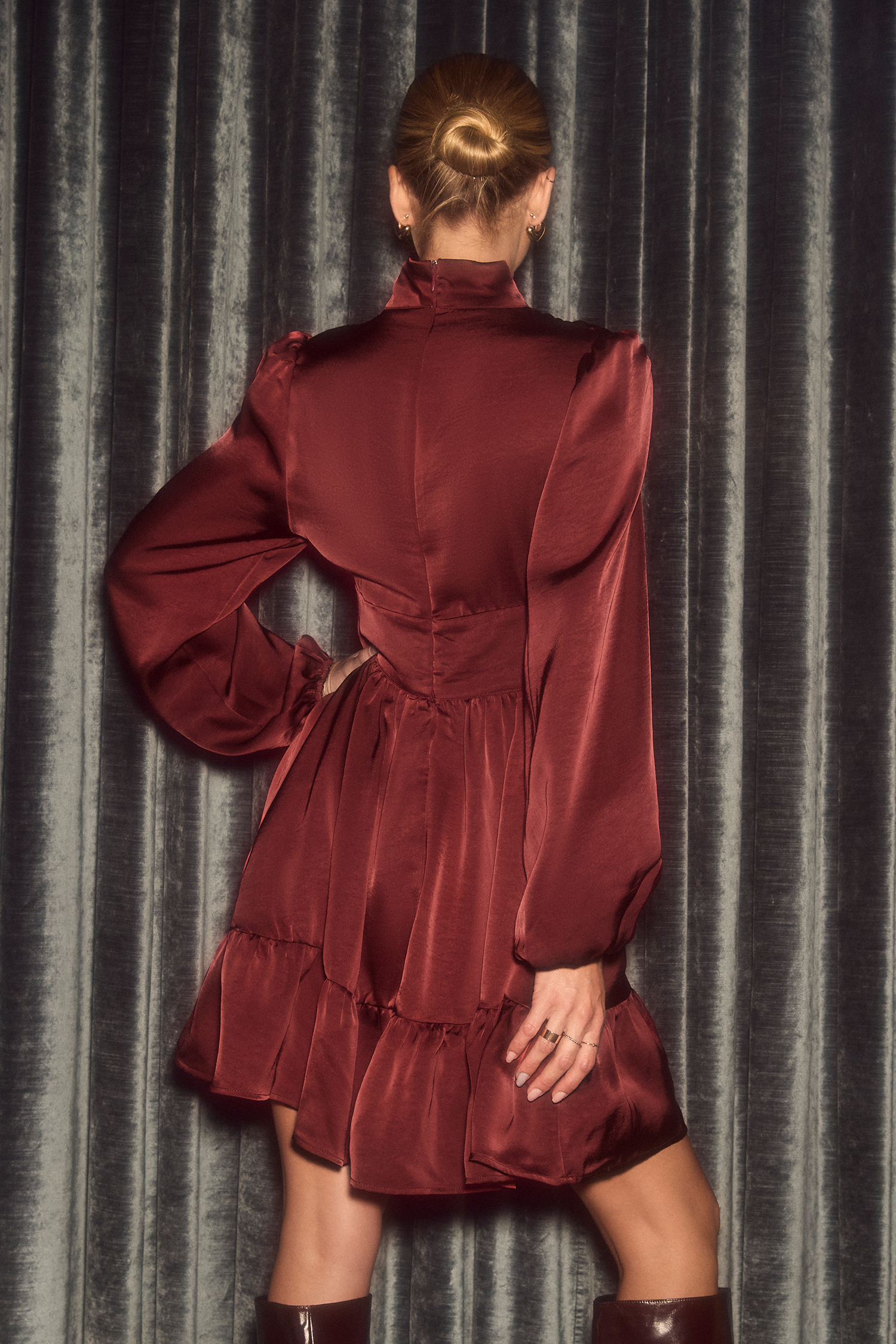 Vestido mini rojo con cuello alto  manga larga y volantes